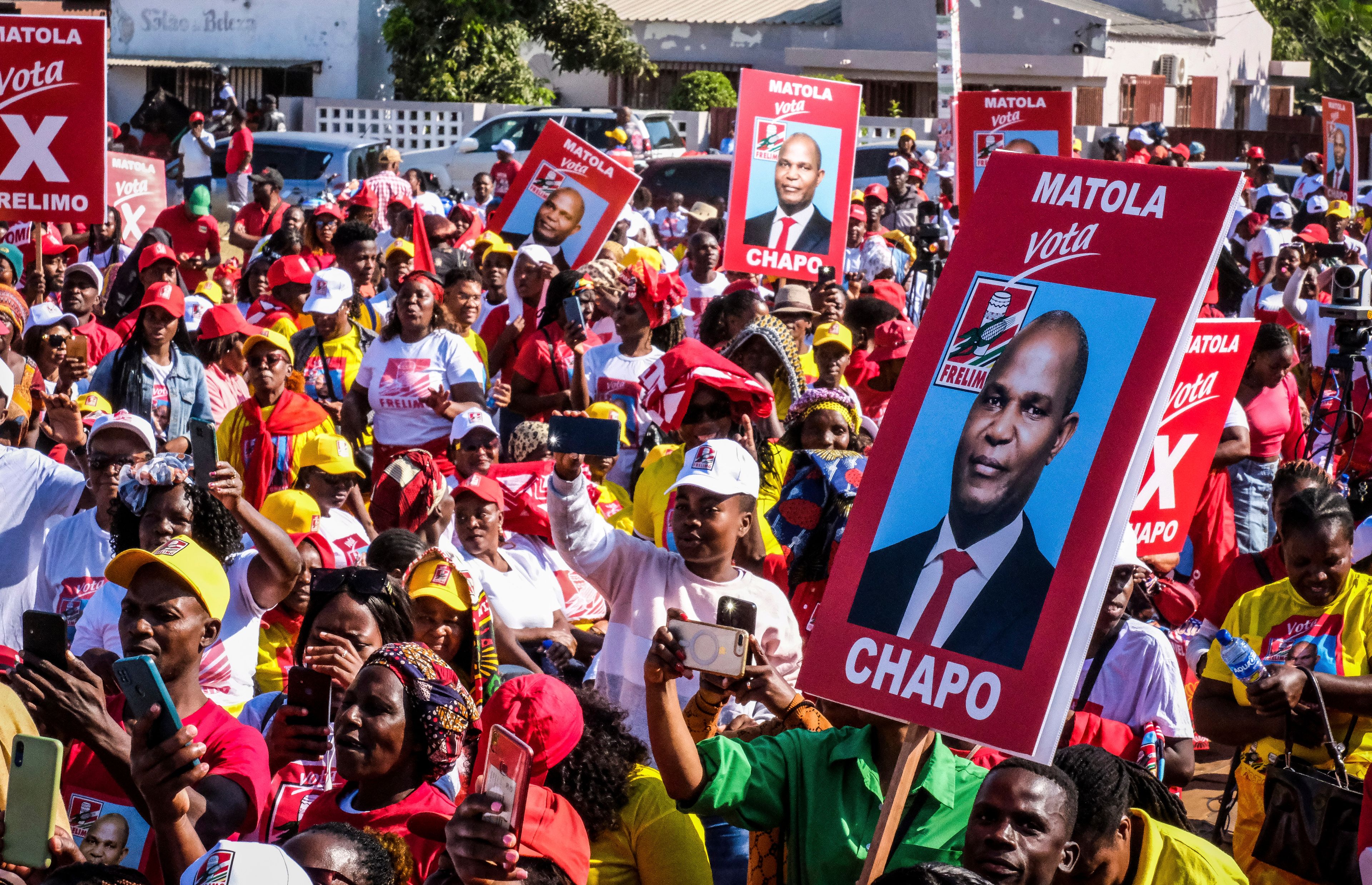 Supporters take part in a ruling party rally to support presidential candidate Daniel Chapo ahead of elections, in Maputo, Mozambique, Sunday, Oct. 6, 2024. (AP Photo/Carlos Uqueio)