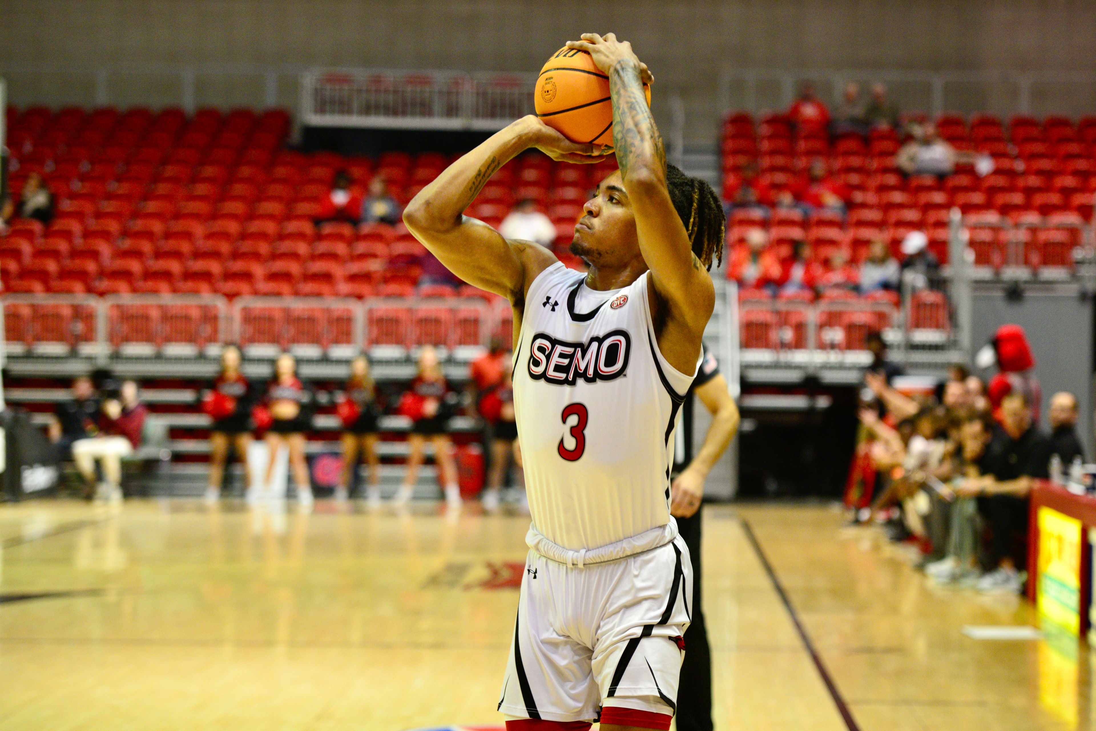 Damarion Walkup shines as SEMO men’s basketball dominates in home opener  