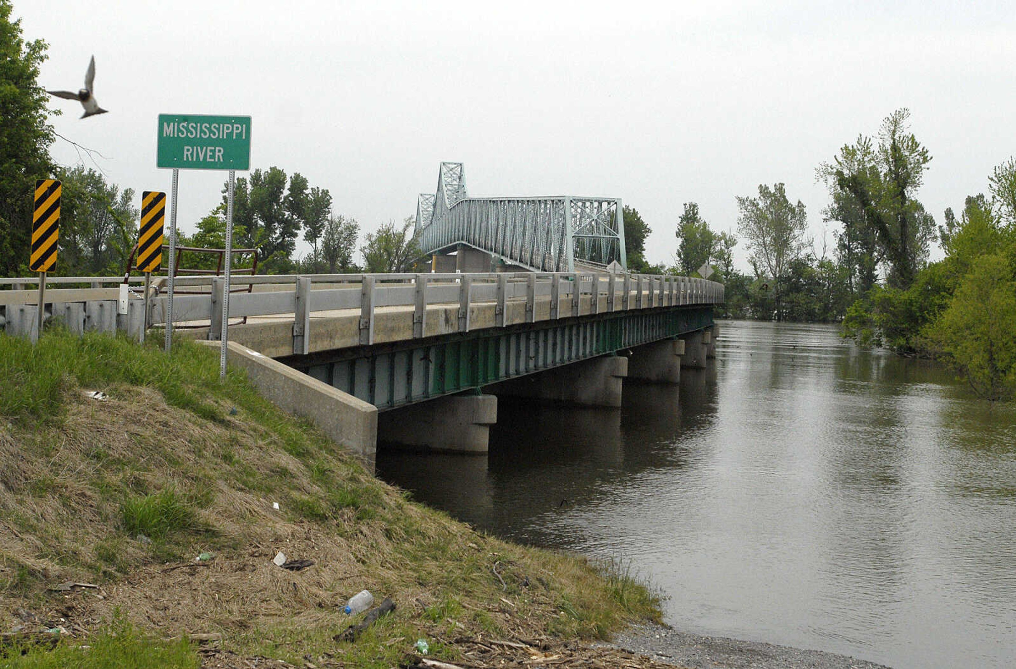 LAURA SIMON~lsimon@semissourian.com
The Mississippi River is still high along U.S. 60/62 near Birds Point levee Monday, May 9, 2011.