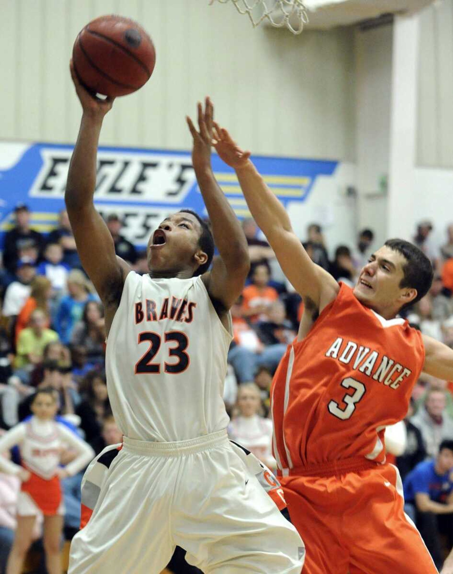 Scott County Central senior Dominique Porter scores in front of Advance's Tyler Middleton during a game earlier this season. (Fred Lynch)