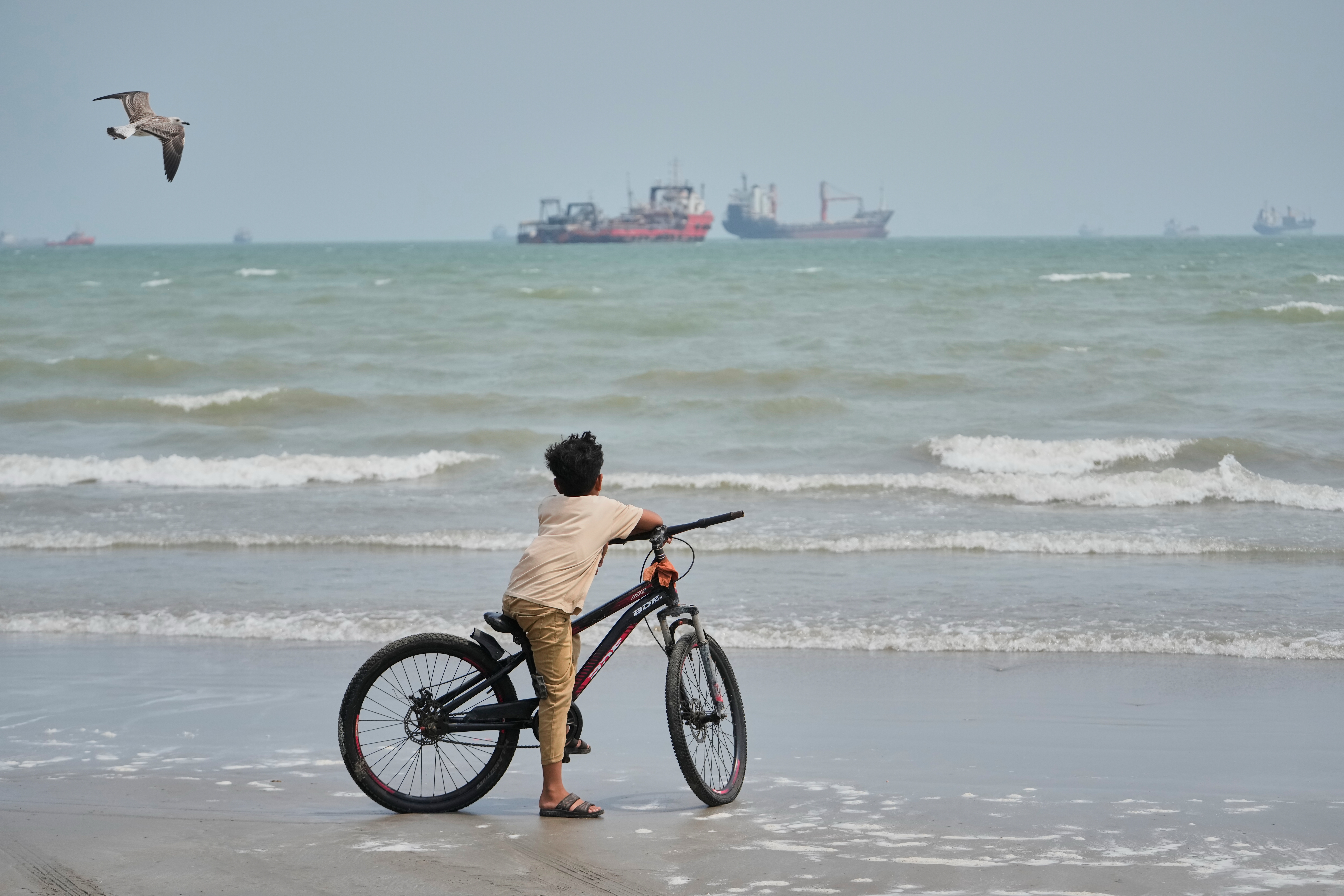 Photos show daily life in Iran on the beach along the Strait