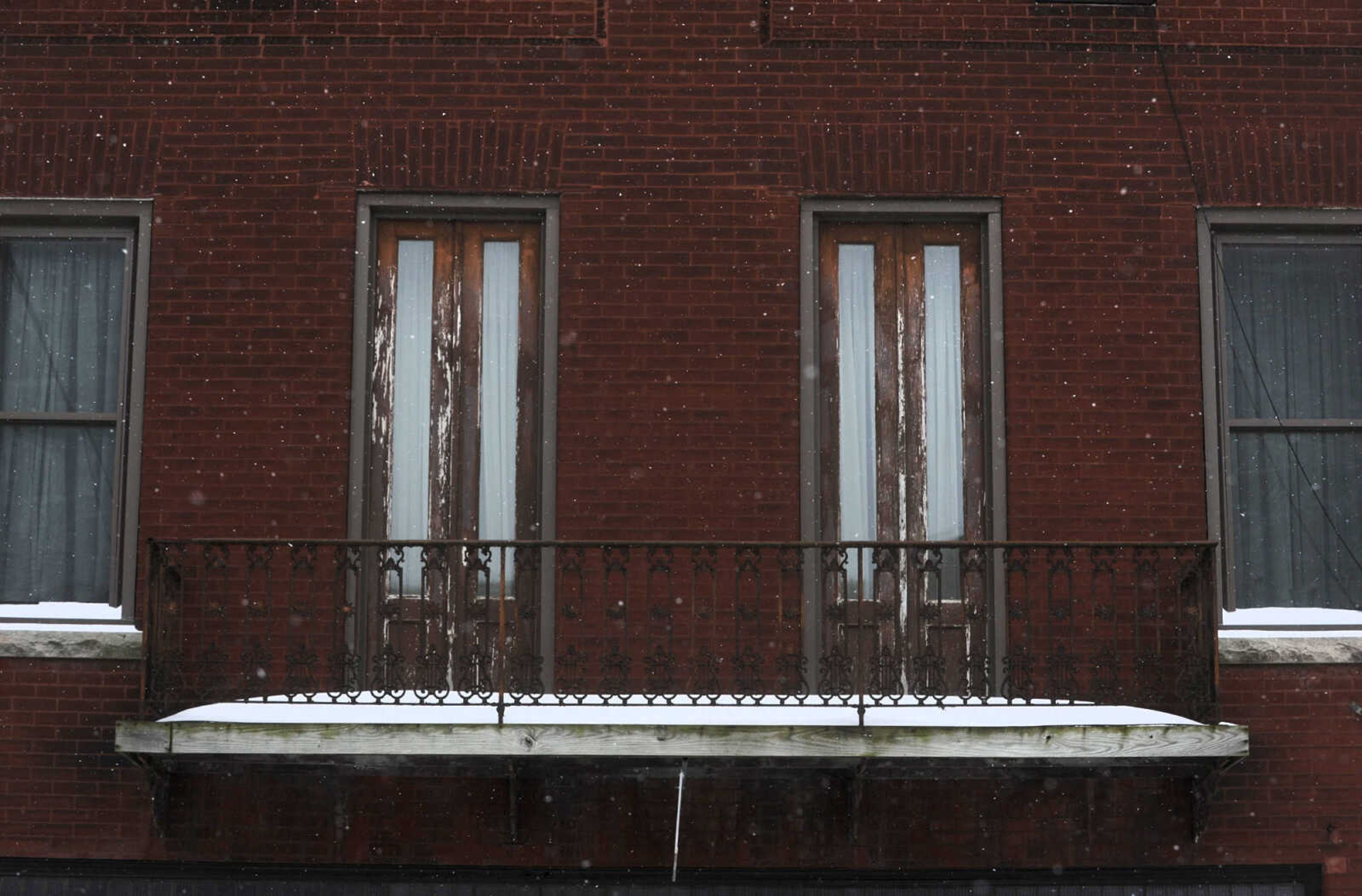 LAURA SIMON ~ lsimon@semissourian.com

Snow continues to fall, Monday, Feb. 16, 2015, in Cape Girardeau.