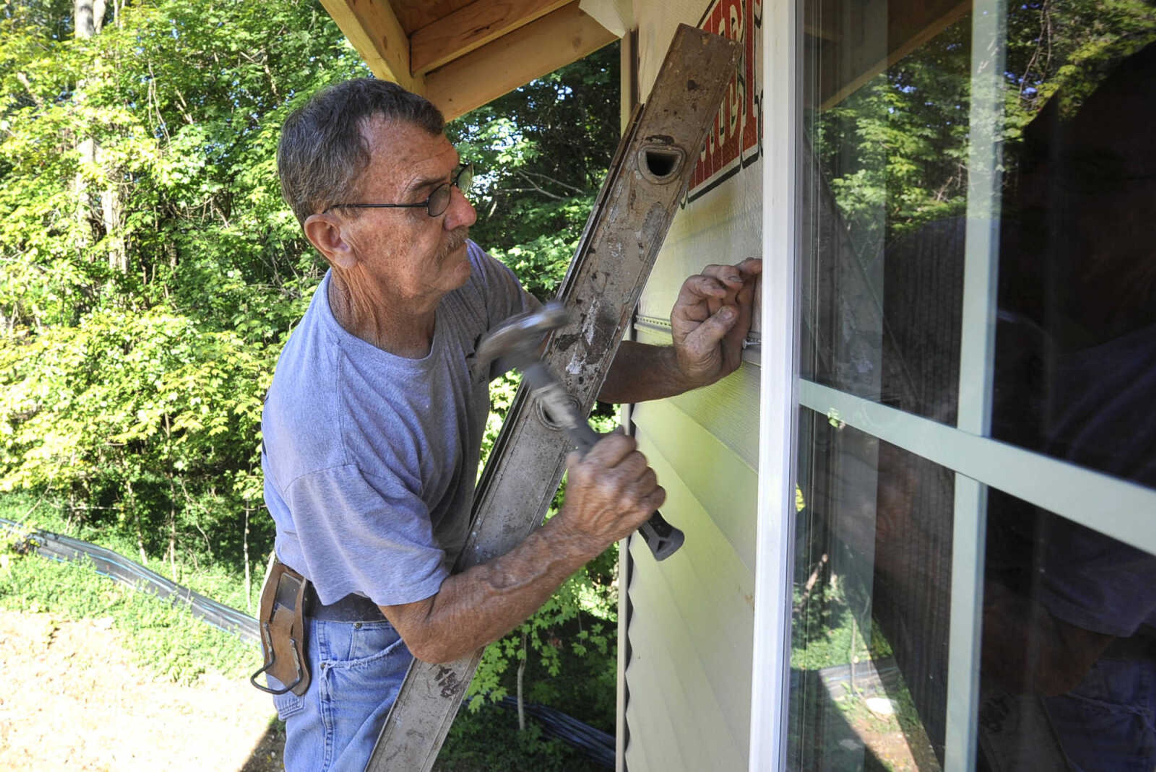 FRED LYNCH ~ flynch@semissourian.com
Darrell Gallaher installs vinyl siding on a Habitat for Humanity house Saturday, Sept. 10, 2016 in Jackson as part of the United Way Days of Caring.