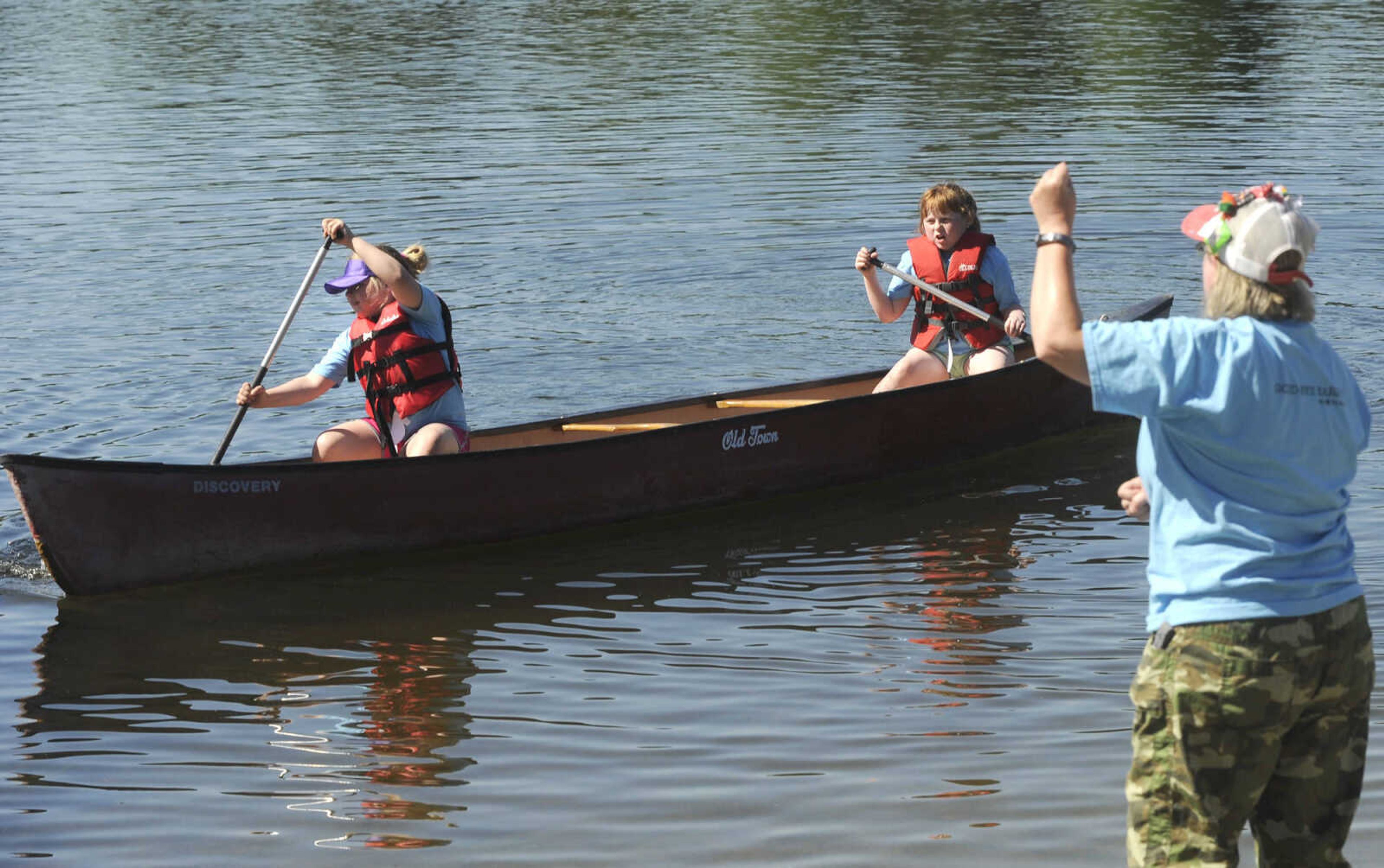 FRED LYNCH ~ flynch@semissourian.com
Brownie Girl Scouts Ava Austin, left, and Camille Wersel paddle a canoe to the dock as Laura Clubb gives instruction Thursday, June 8, 2017 during Girl Scout day camp at Elks Lake in Cape Girardeau.