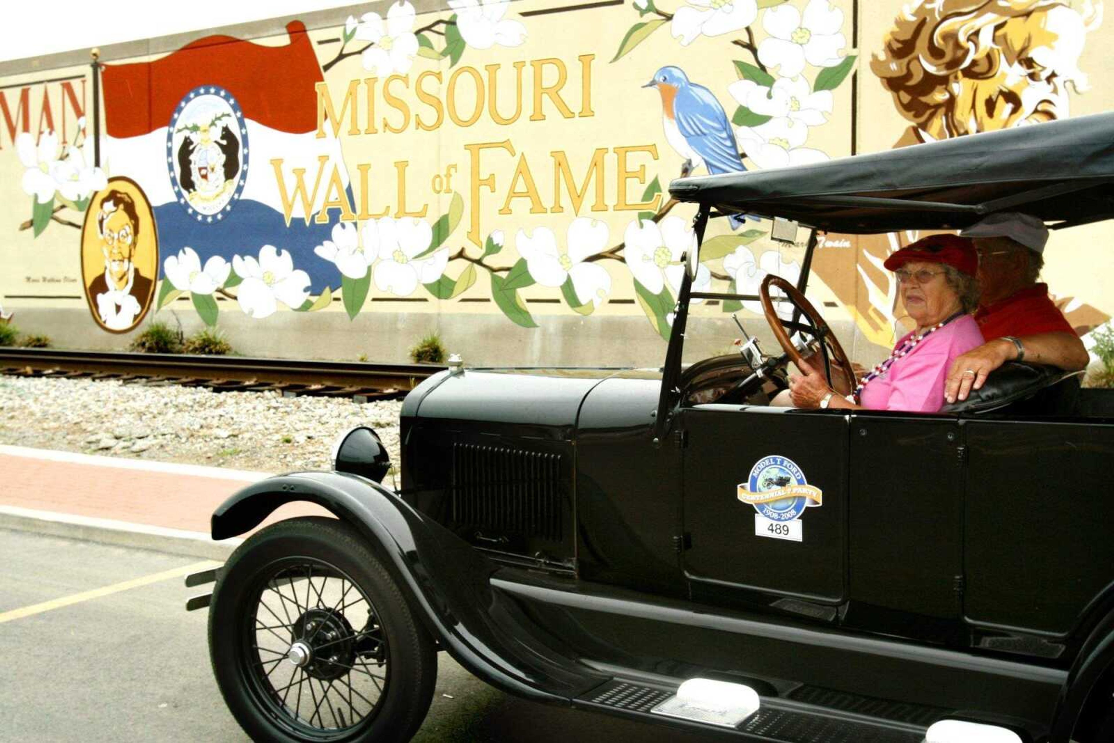 ELIZABETH DODD ~ edodd@semissourian.com
Irene Green, left, and Ralph Ramlow, both of Vicksburg Mich., continued their tour of downtown Cape Girardeau Wednesday.