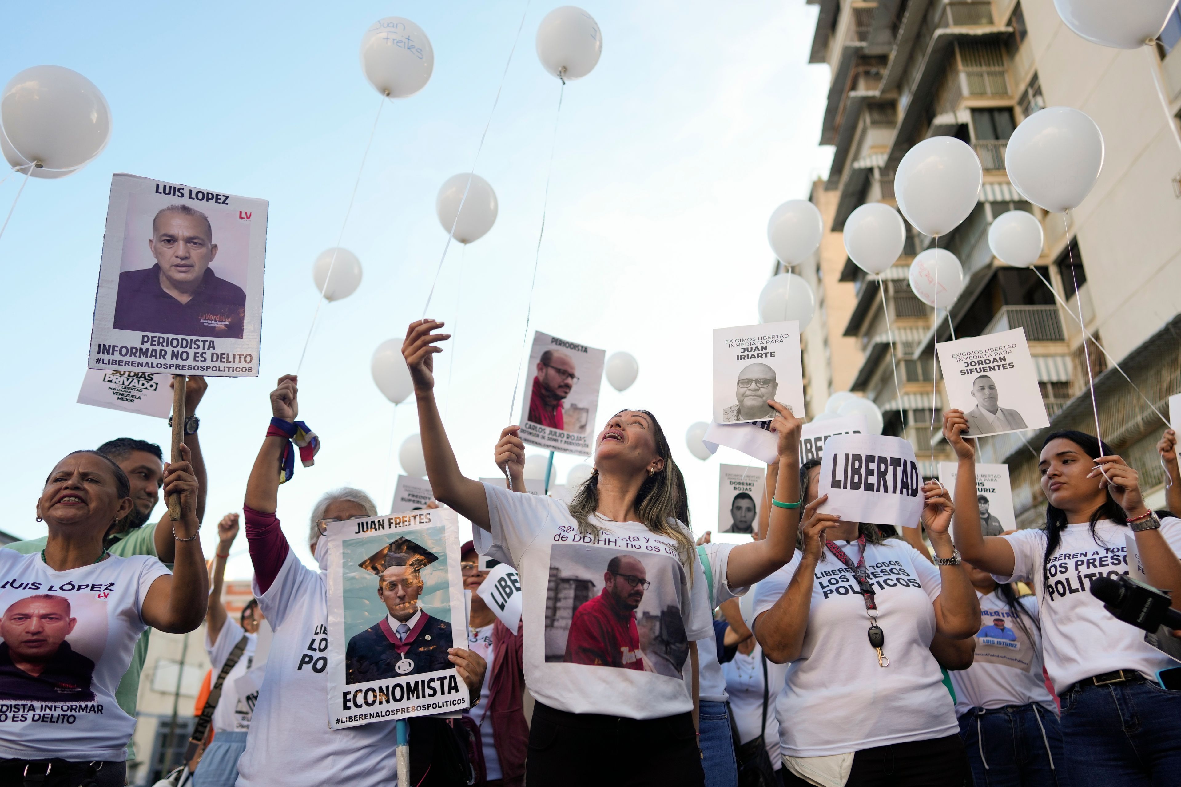 Relatives of detainees release balloons during a vigil calling for the freedom of political prisoners near the headquarters of the National Intelligence Service (SEBIN) in Caracas, Venezuela, Nov. 27, 2024. (AP Photo/Ariana Cubillos)