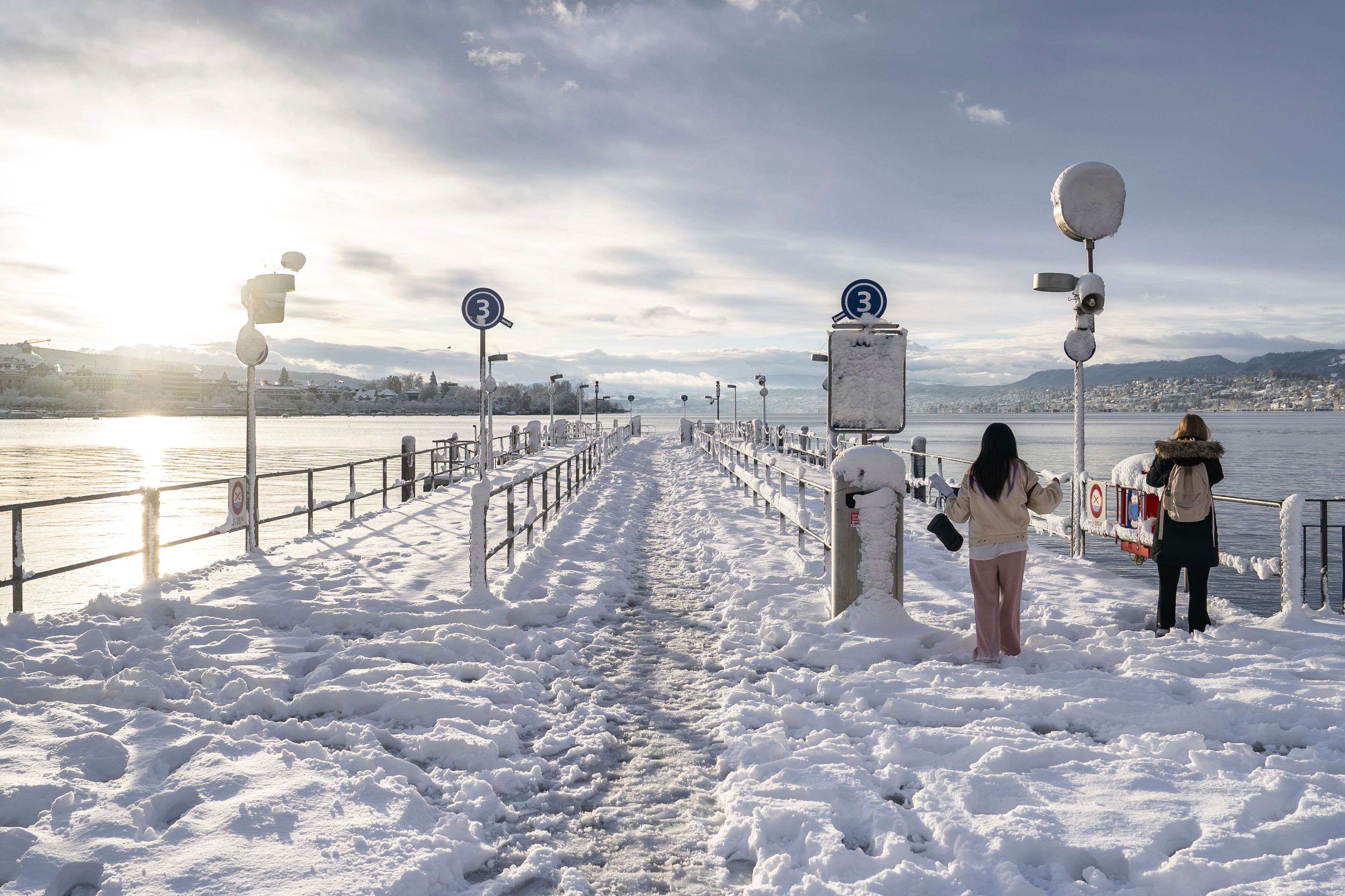 The snow-covered quay at Buerkliplatz on Lake Zurich on Friday, Nov. 22, 2024 in Zurich, Switzerland, as widespread snowfall from the evening before and during the night caused traffic disruptions in large parts of the Central Plateau. (Til Buergy/Keystone via AP)