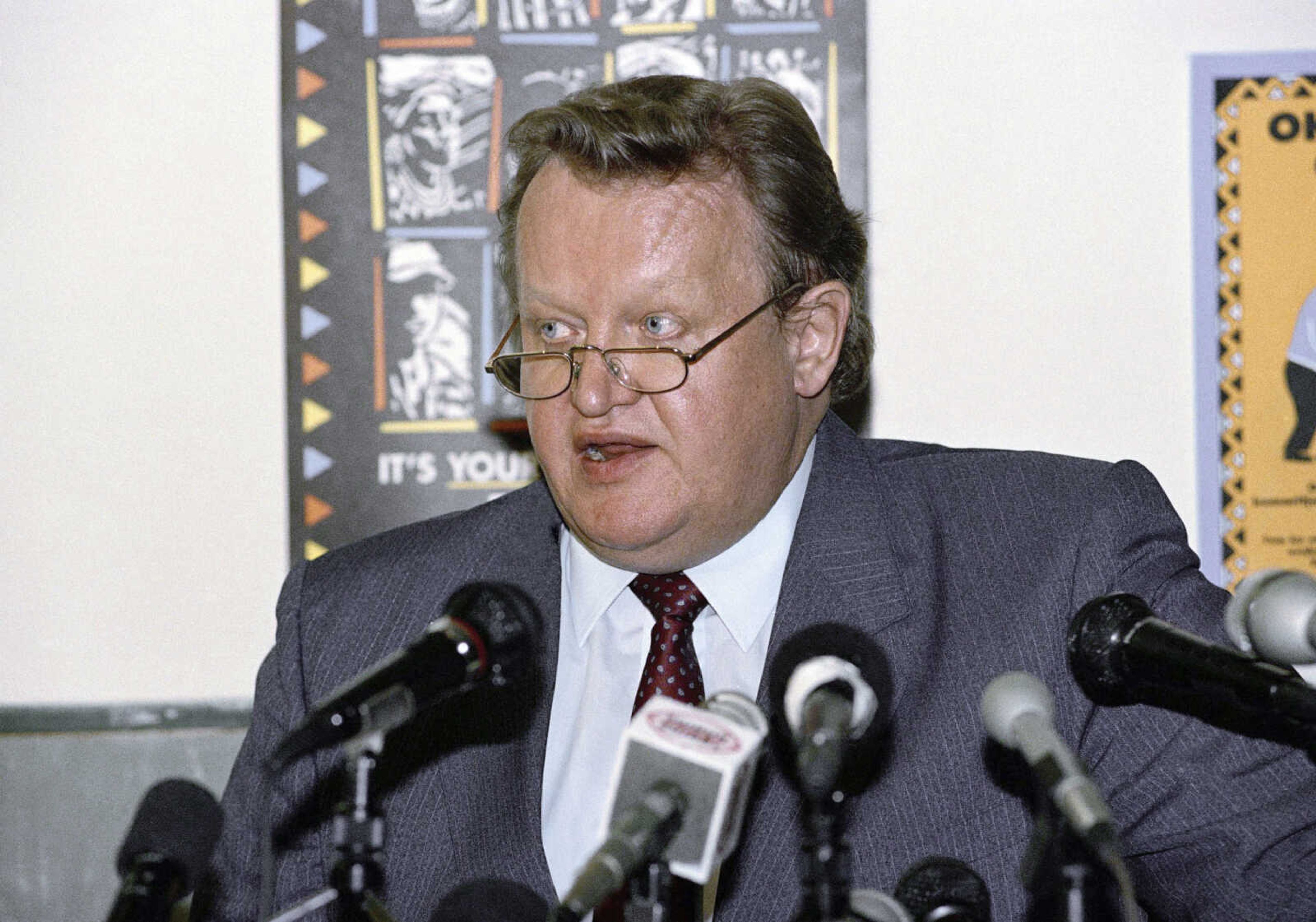 FILE - Martti Ahtisaari, UN Special Representative for Namibia, speaks at a press conference where he declared that the voting in Namibia had been free and fair, Saturday, Nov. 11, 1989. Martti Ahtisaari, the former president of Finland and global peace broker awarded the Nobel Peace Prize in 2008 for his work to resolve international conflicts, died Monday, Oct. 16, 2023. He was 86. (AP Photo/Billy Paddock, File)