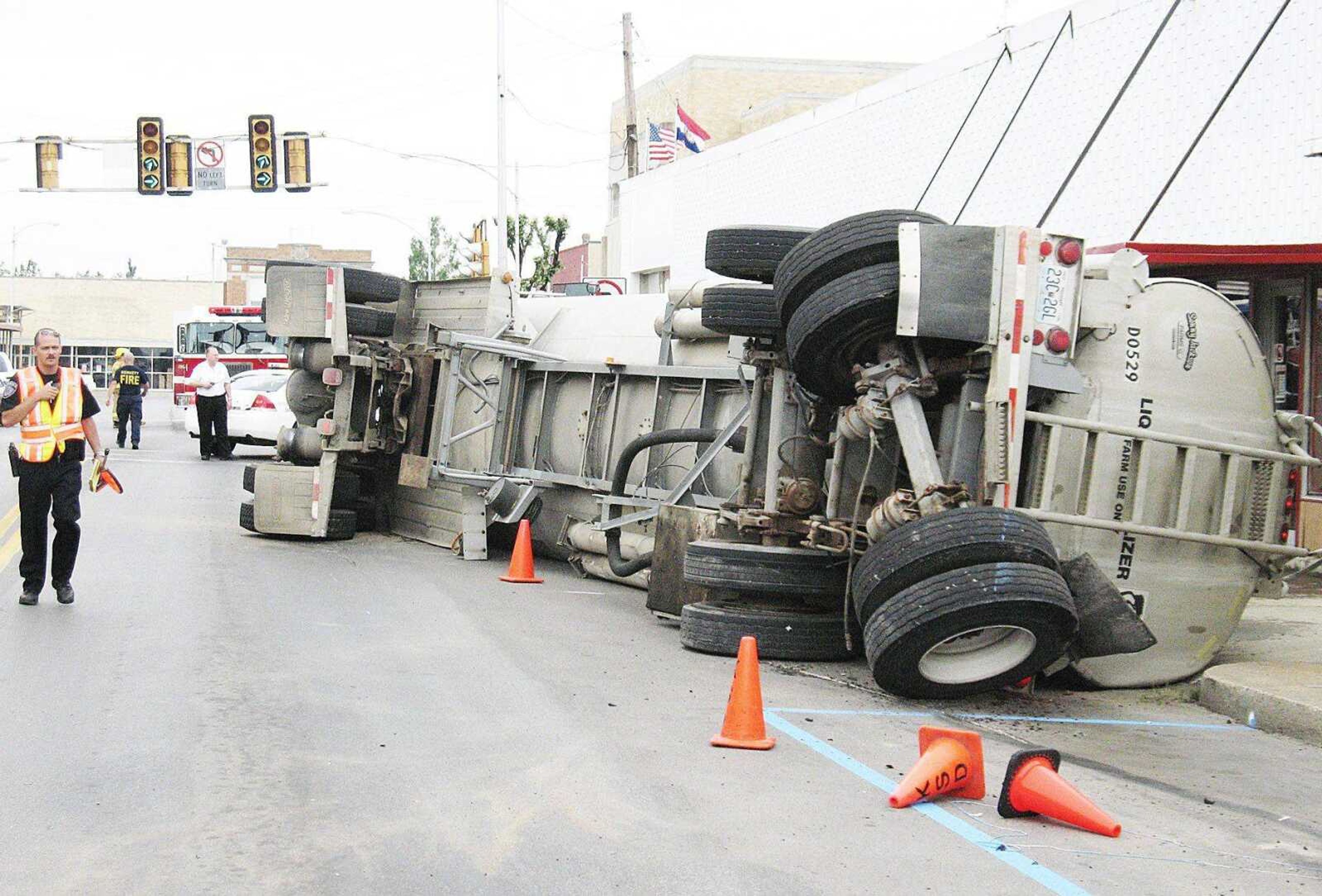 Authorities investigate the site of a chemical spill Monday morning in downtown Kennett, Mo. (Deanna Coronado ~ Daily Dunklin Democrat)