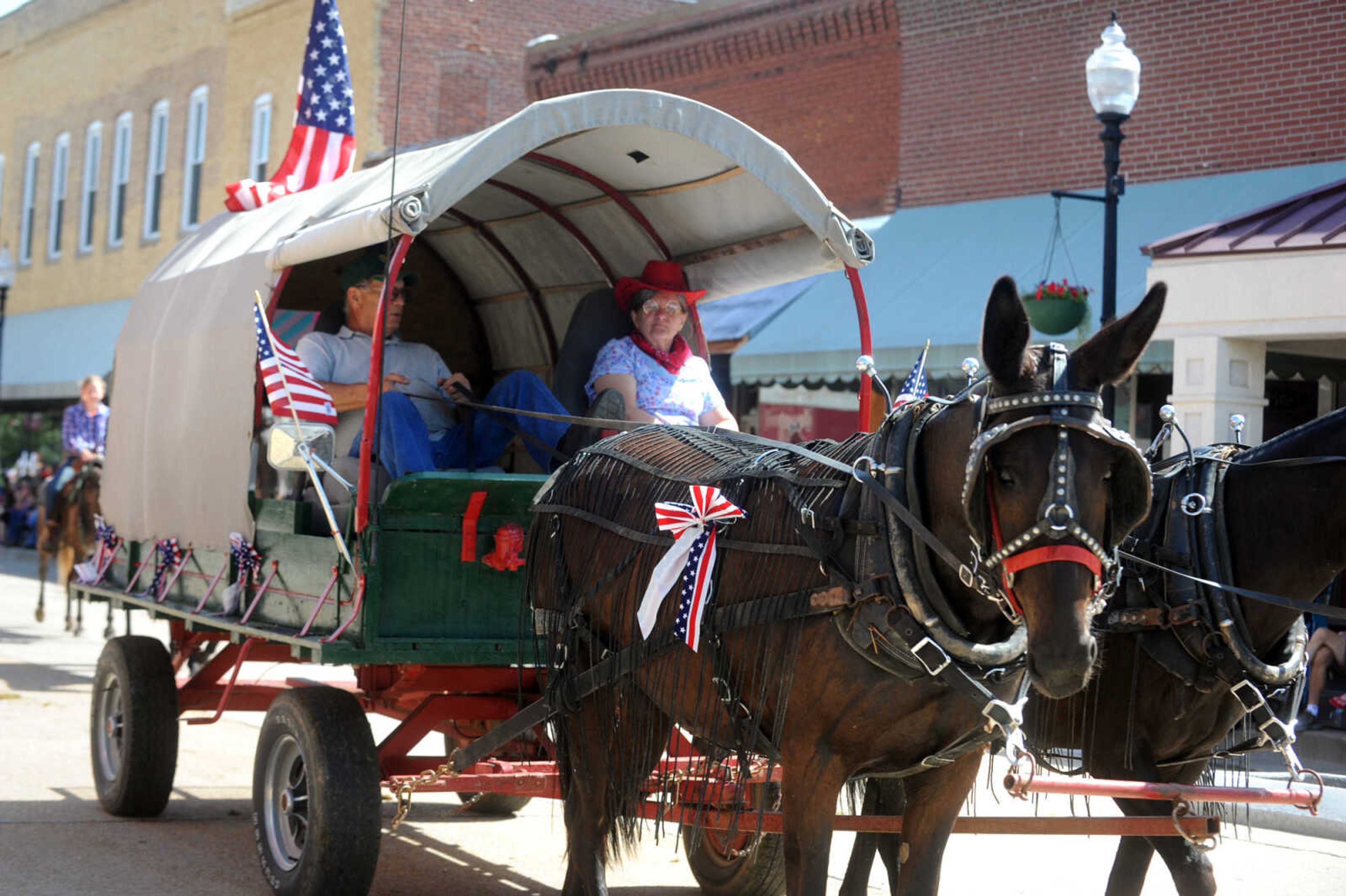 LAURA SIMON ~ lsimon@semissourian.com


People line the sidewalks as old-time horse drawn carriages head down High Street in Jackson, Saturday, July 5, 2014, during the Bicentennial Wagon Trail Parade.