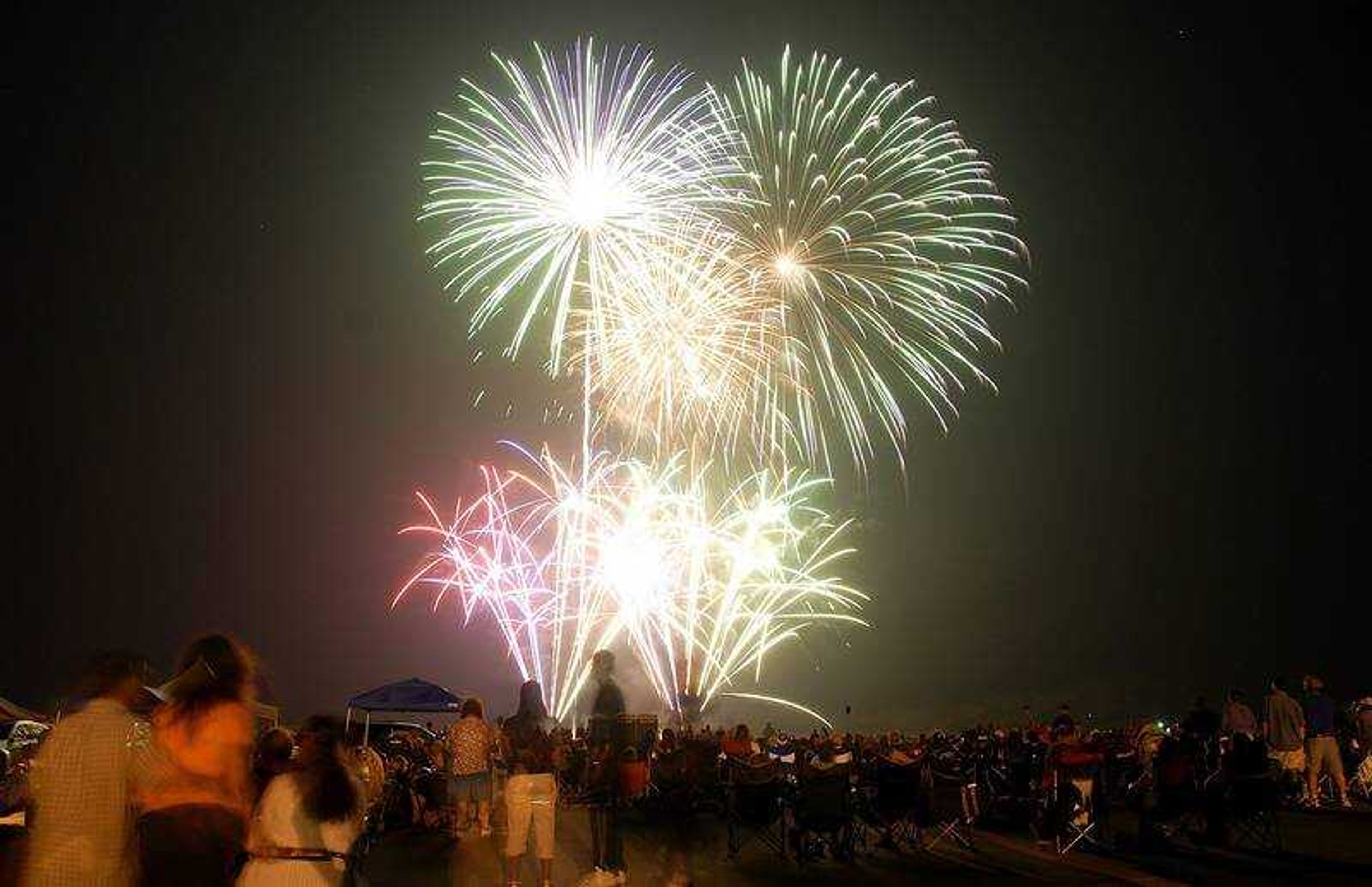 KIT DOYLE ~ kdoyle @semissourian.com
The crowd watched the fireworks Friday at the conclusion of Libertyfest at the Cape Girardeau Regional Airport.