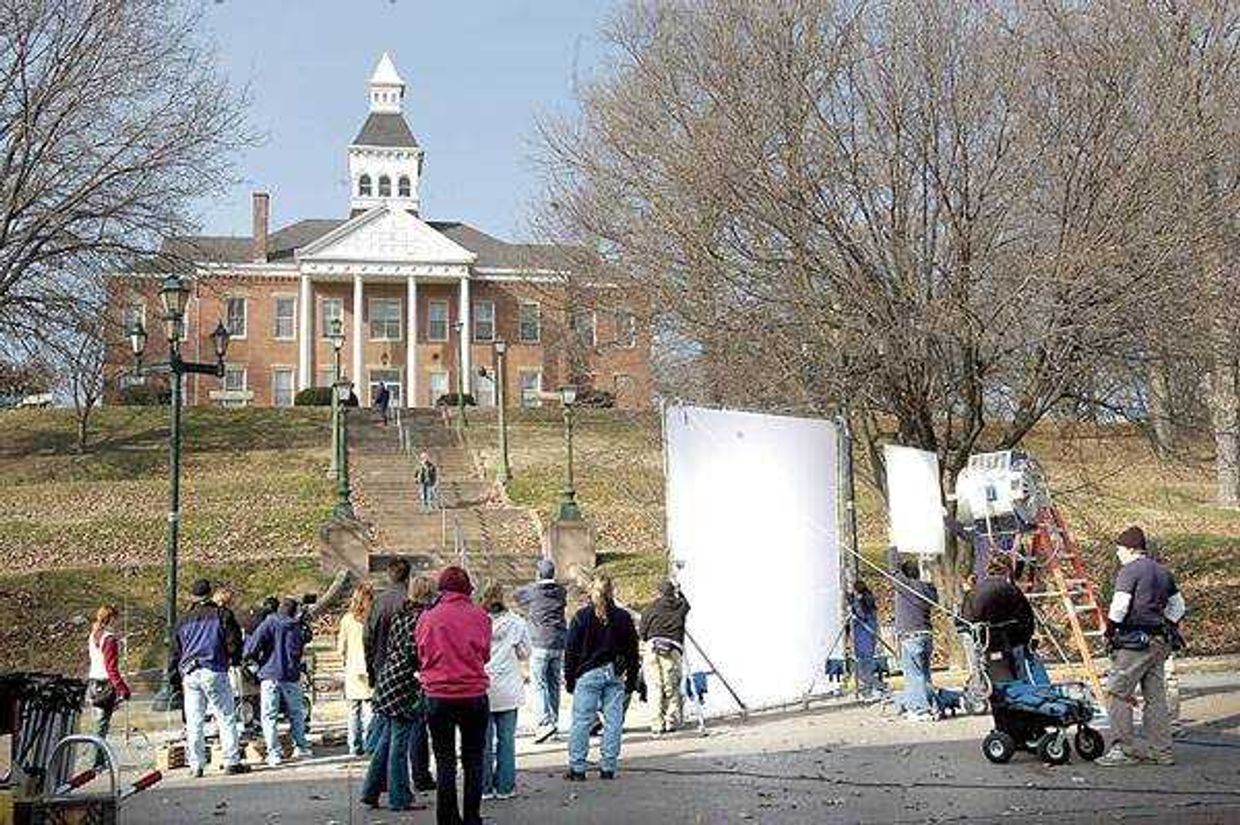 Diane Lane and Thomas Jane, playing a Detroit couple on the run from a couple of hit men, taped one of their Killshot scenes at the bottom of the Cape Girardeau Courthouse Monday.