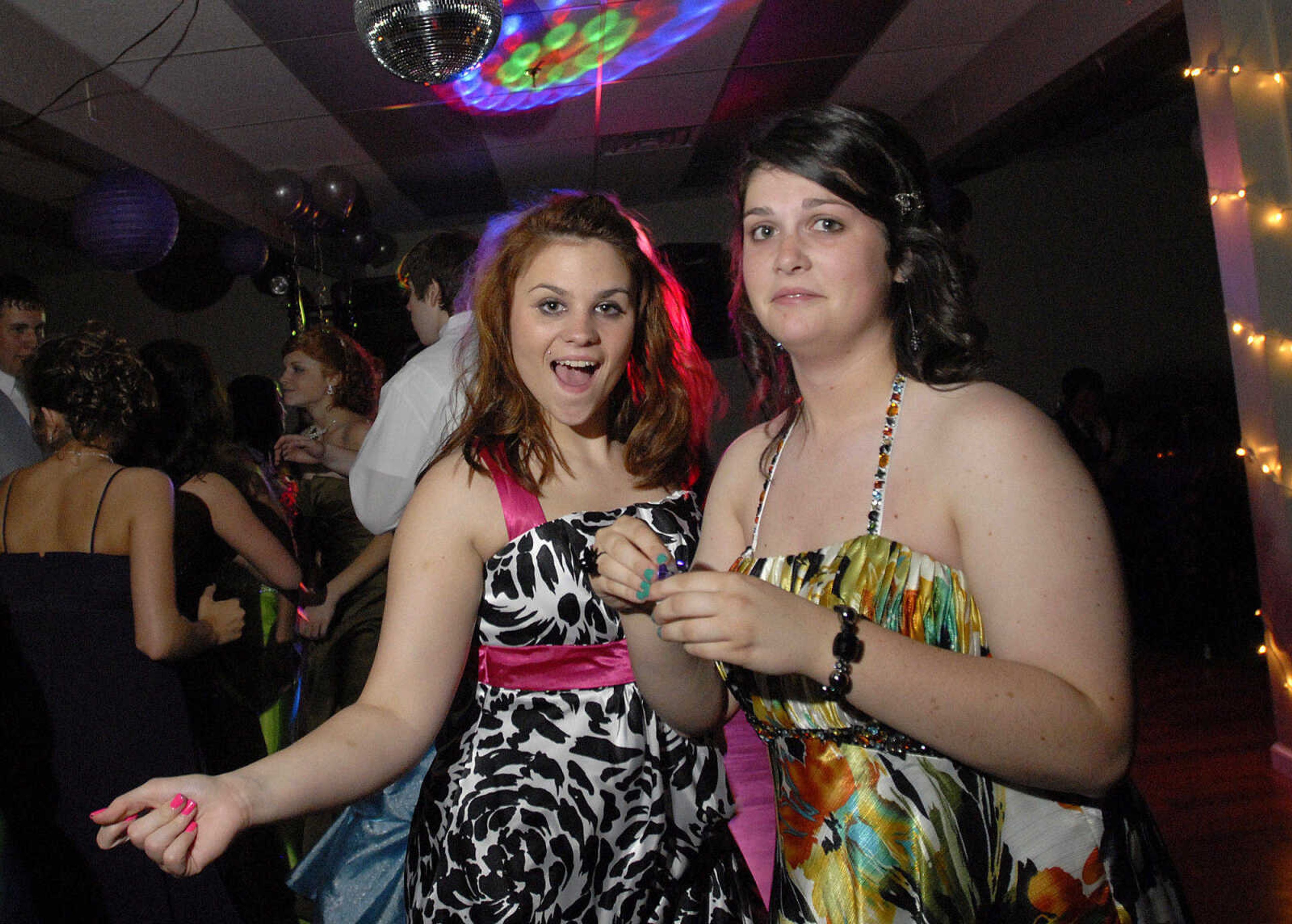 LAURA SIMON~lsimon@semissourian.com
Woodland High School Prom "A Night to Remember" at Dockside the Upper Deck in Cape Girardeau Saturday, April 10, 2010.