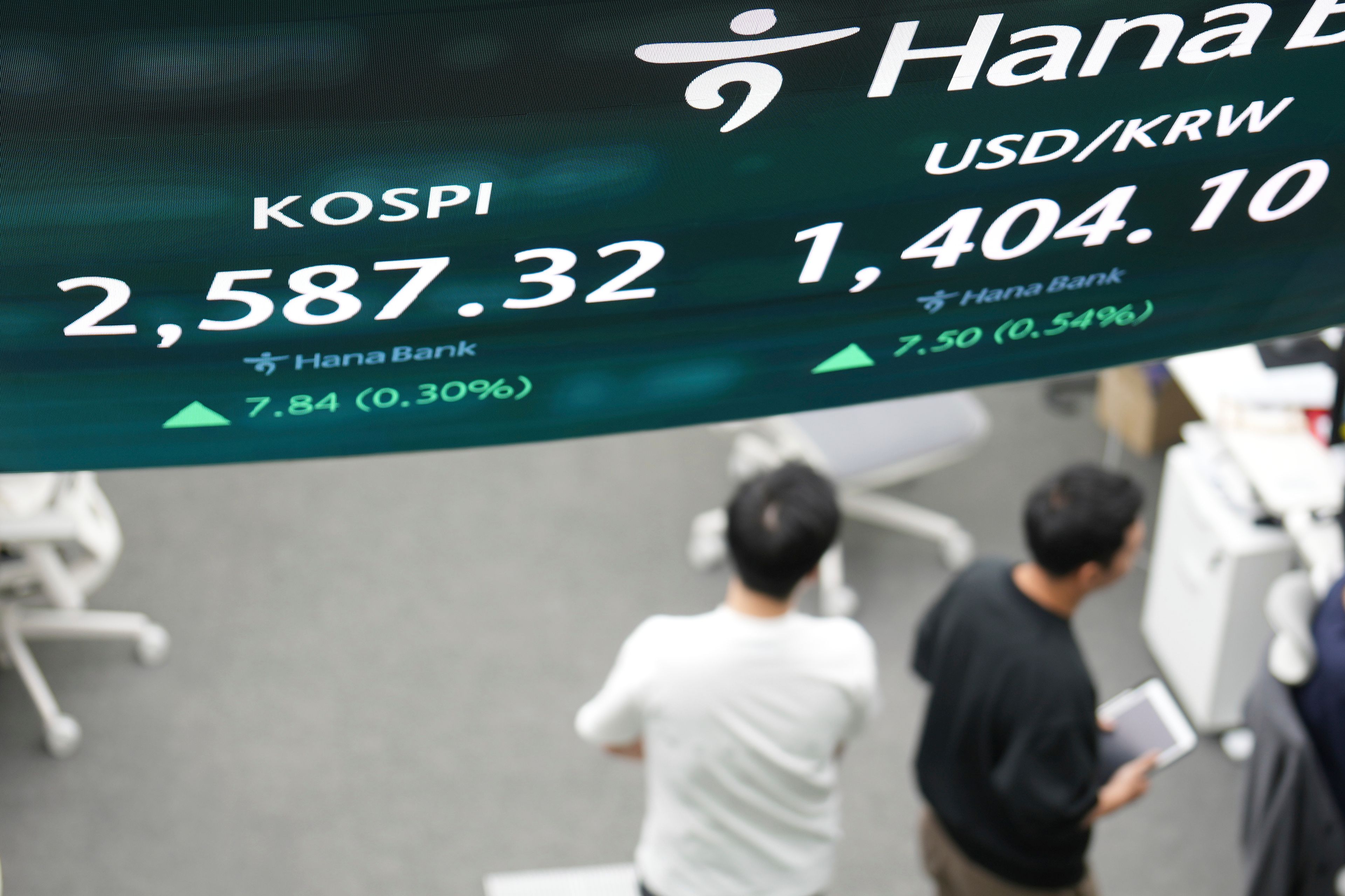 Asian shares advance as details awaited on progress in China-US trade talks