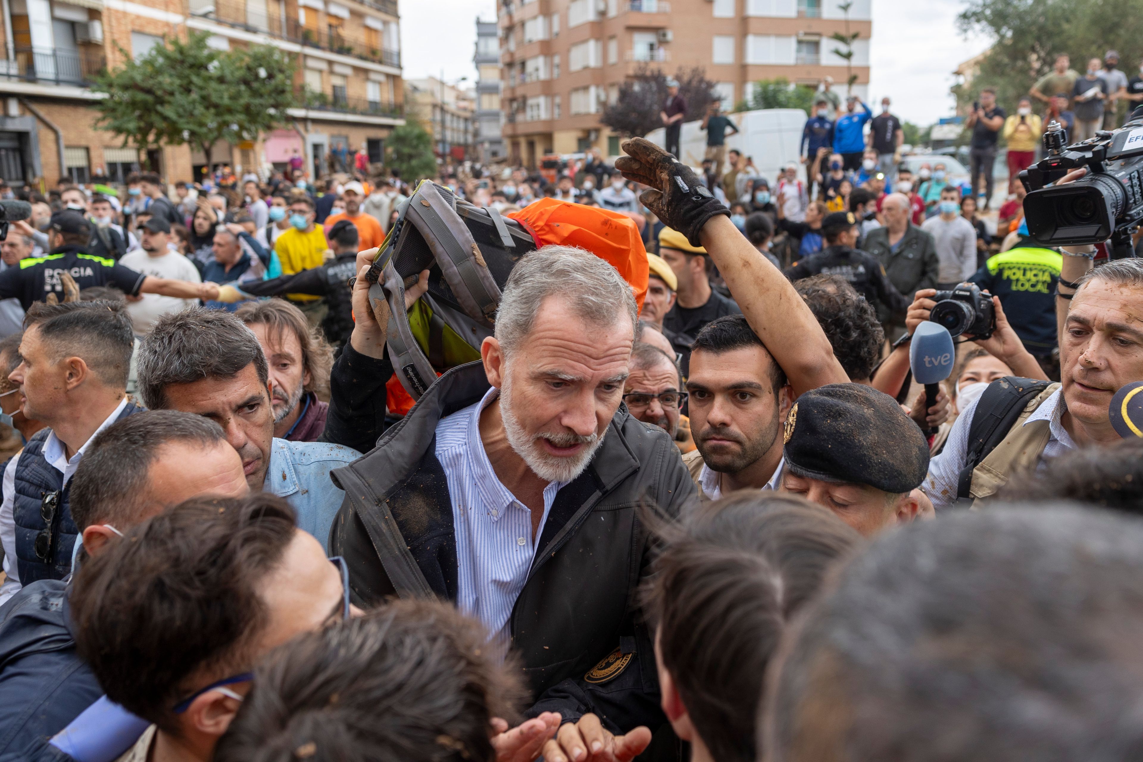 Spain's King Felipe VI speaks with people amidst angry Spanish flood survivors in Paiporta, near Valencia, Spain, Sunday Nov. 3, 2024. (AP Photo/David Melero)