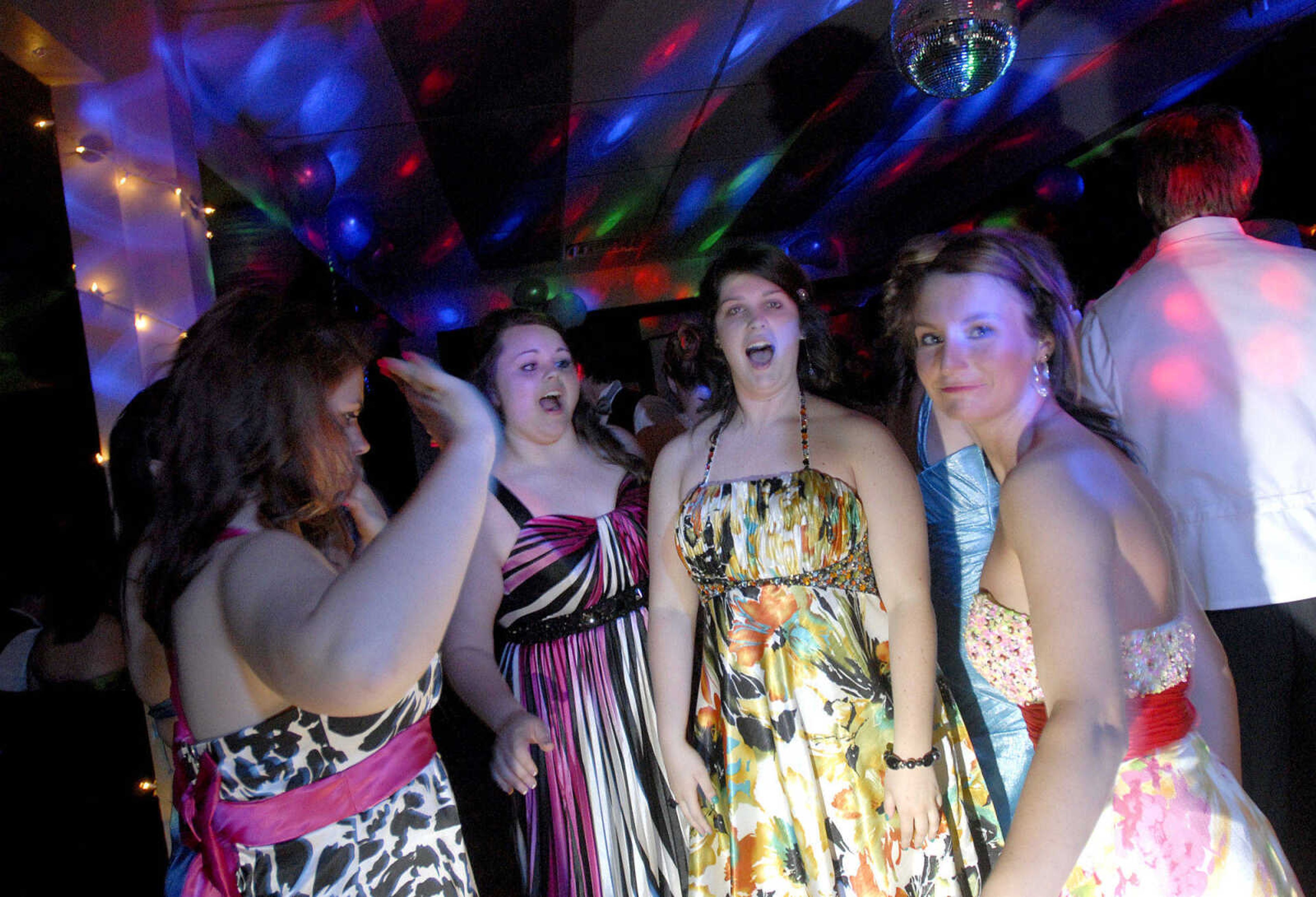 LAURA SIMON~lsimon@semissourian.com
Woodland High School Prom "A Night to Remember" at Dockside the Upper Deck in Cape Girardeau Saturday, April 10, 2010.