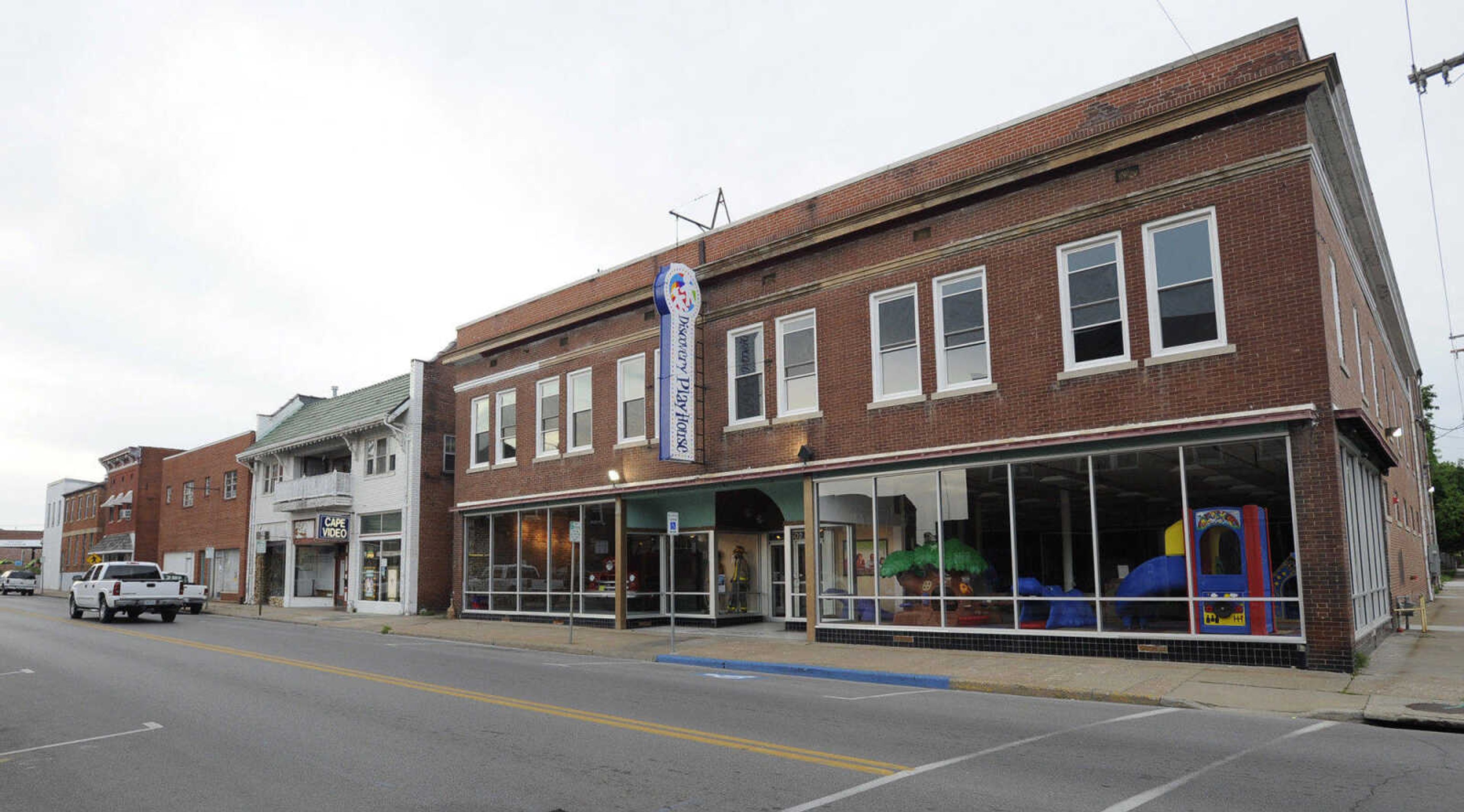 The Broadway-Middle Commercial Historic District, 500 block of Broadway.