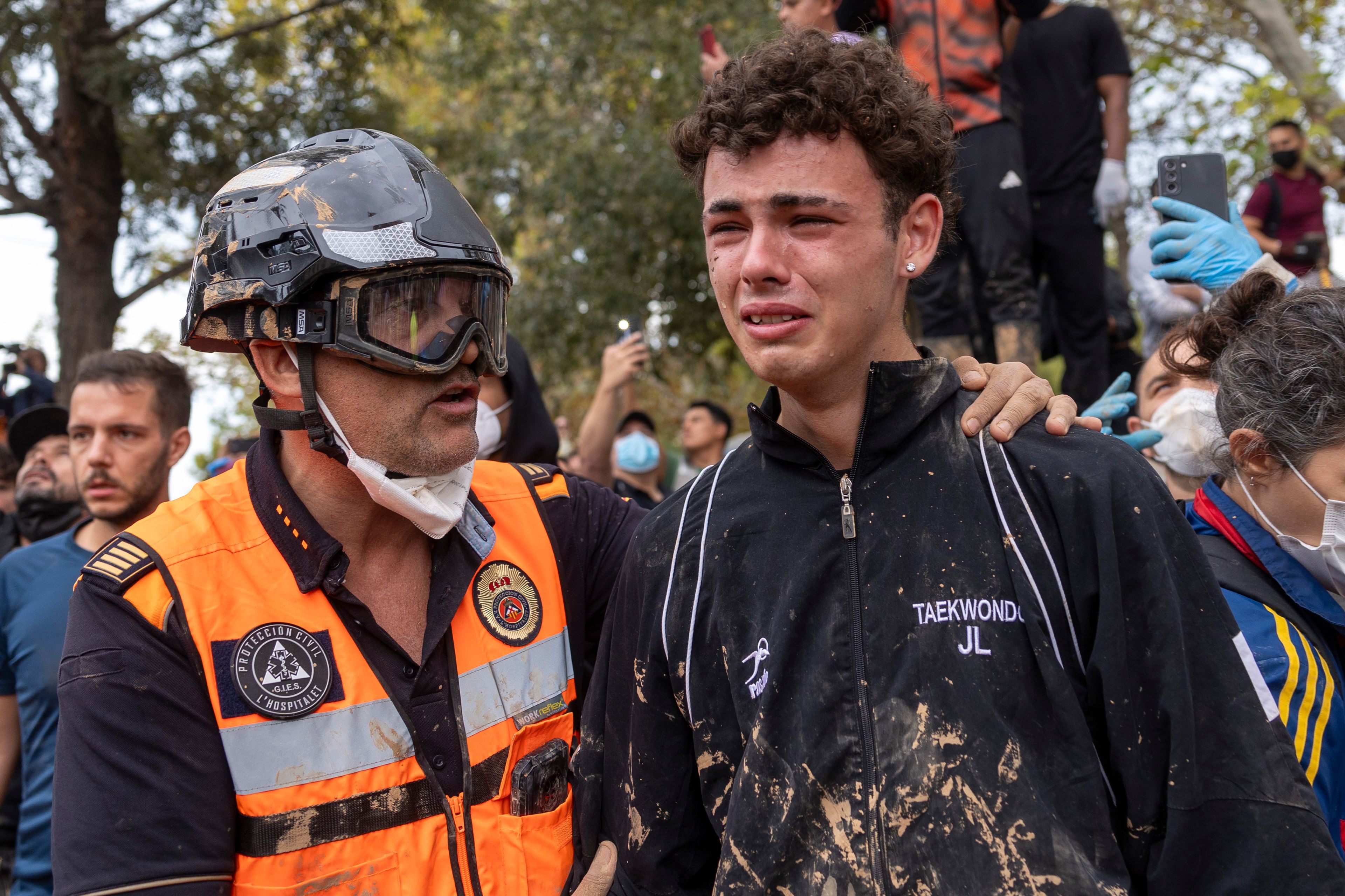 People react as Spain's King Felipe VI speaks with people amidst angry Spanish flood survivors in Paiporta, near Valencia, Spain, Sunday Nov. 3, 2024. (AP Photo/David Melero)