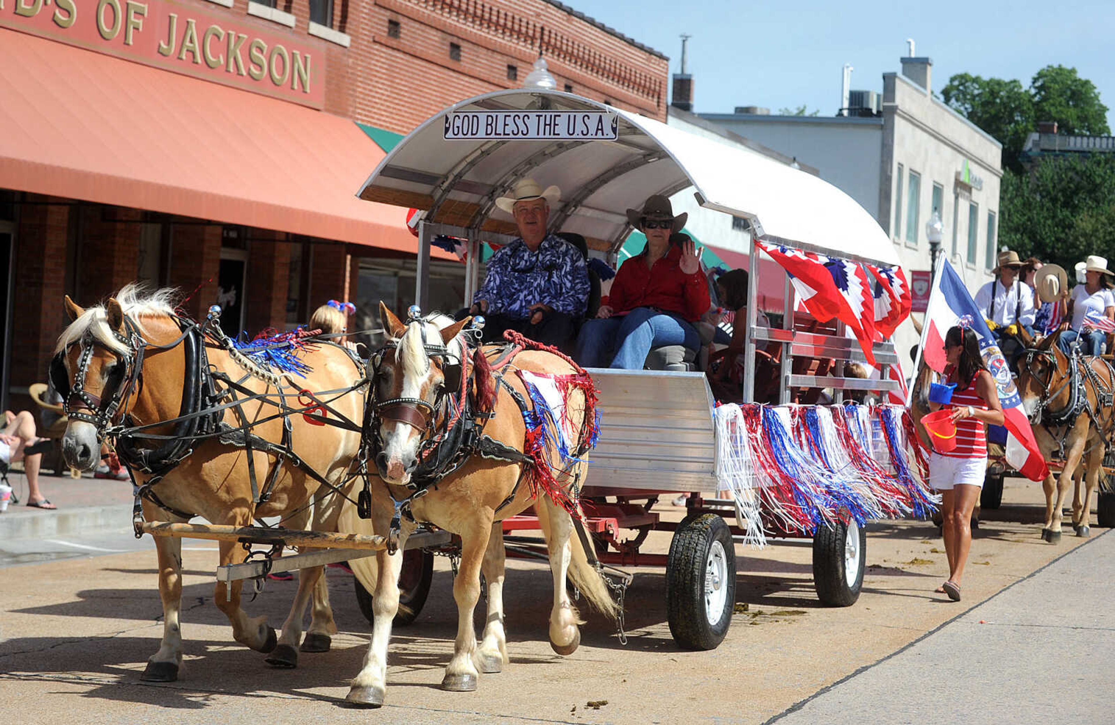 LAURA SIMON ~ lsimon@semissourian.com


People line the sidewalks as old-time horse drawn carriages head down High Street in Jackson, Saturday, July 5, 2014, during the Bicentennial Wagon Trail Parade.