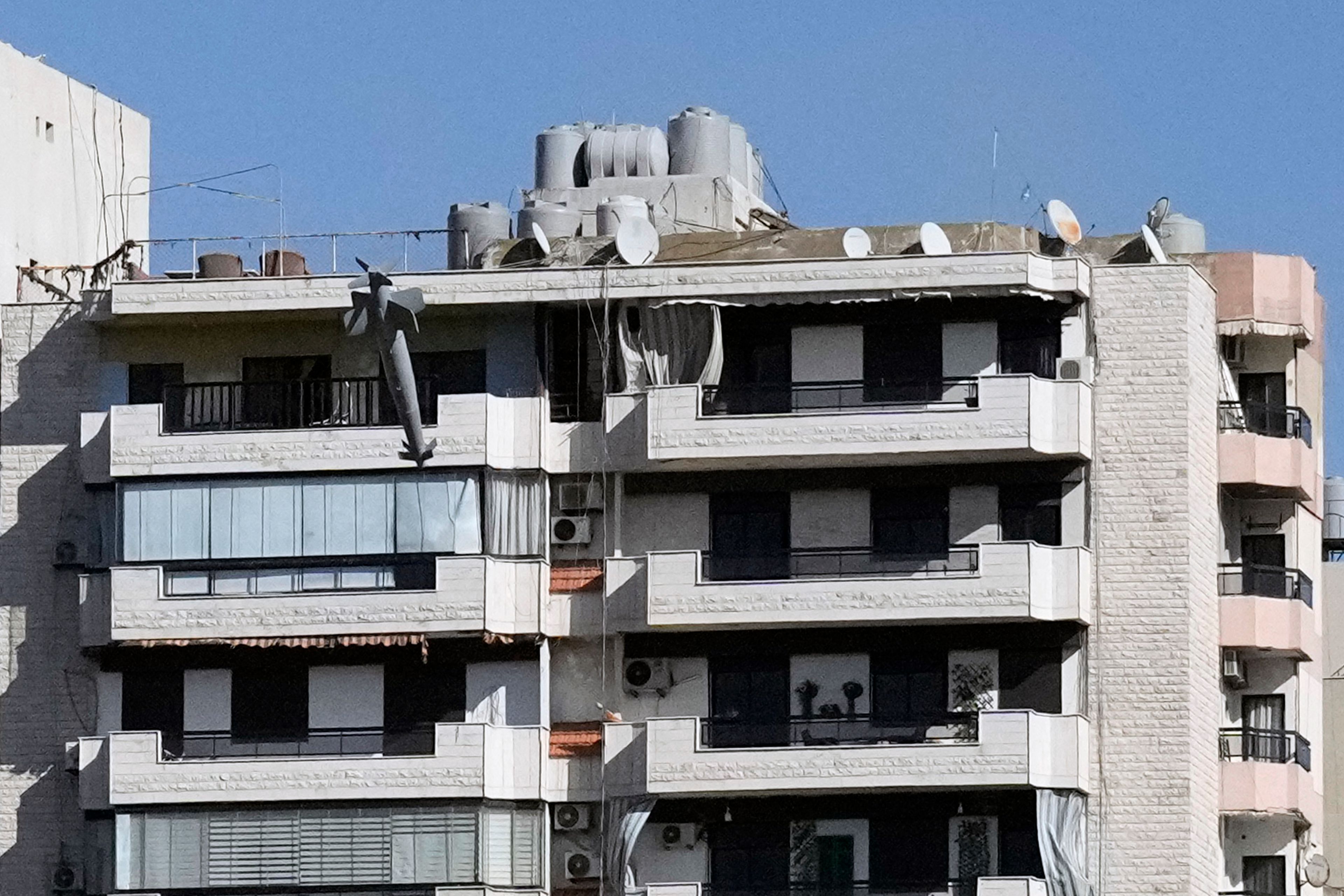 CAPTION CORRECTS TYPE OF MUNITION A bomb dropped from an Israeli jet hits a building in Ghobeiri, Beirut, Lebanon, Tuesday, Oct. 22, 2024. (AP Photo/Bilal Hussein)