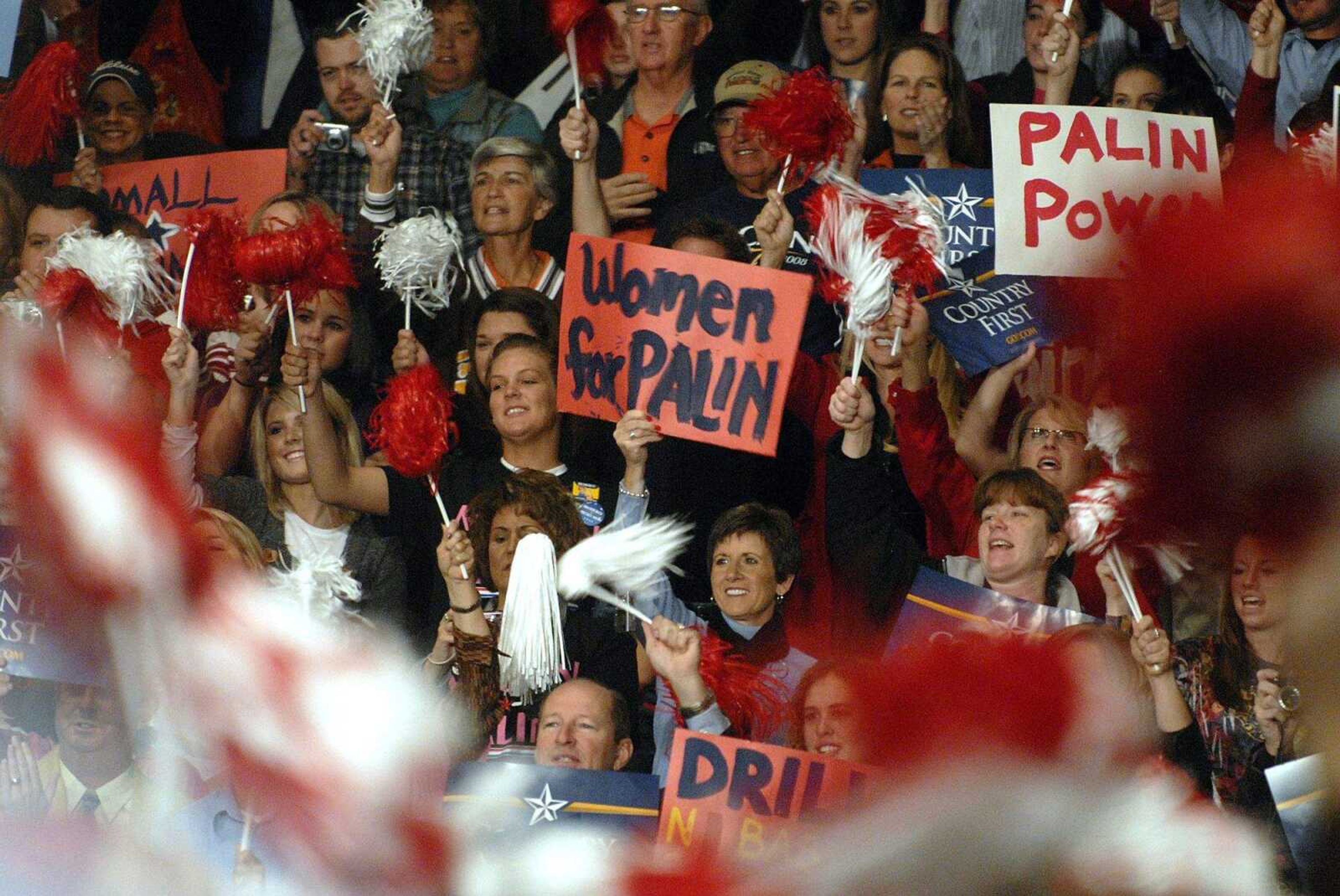 ELIZABETH DODD ~ edodd@semissourian.com
Fans show their support for Gov. Sarah Palin during her speech.