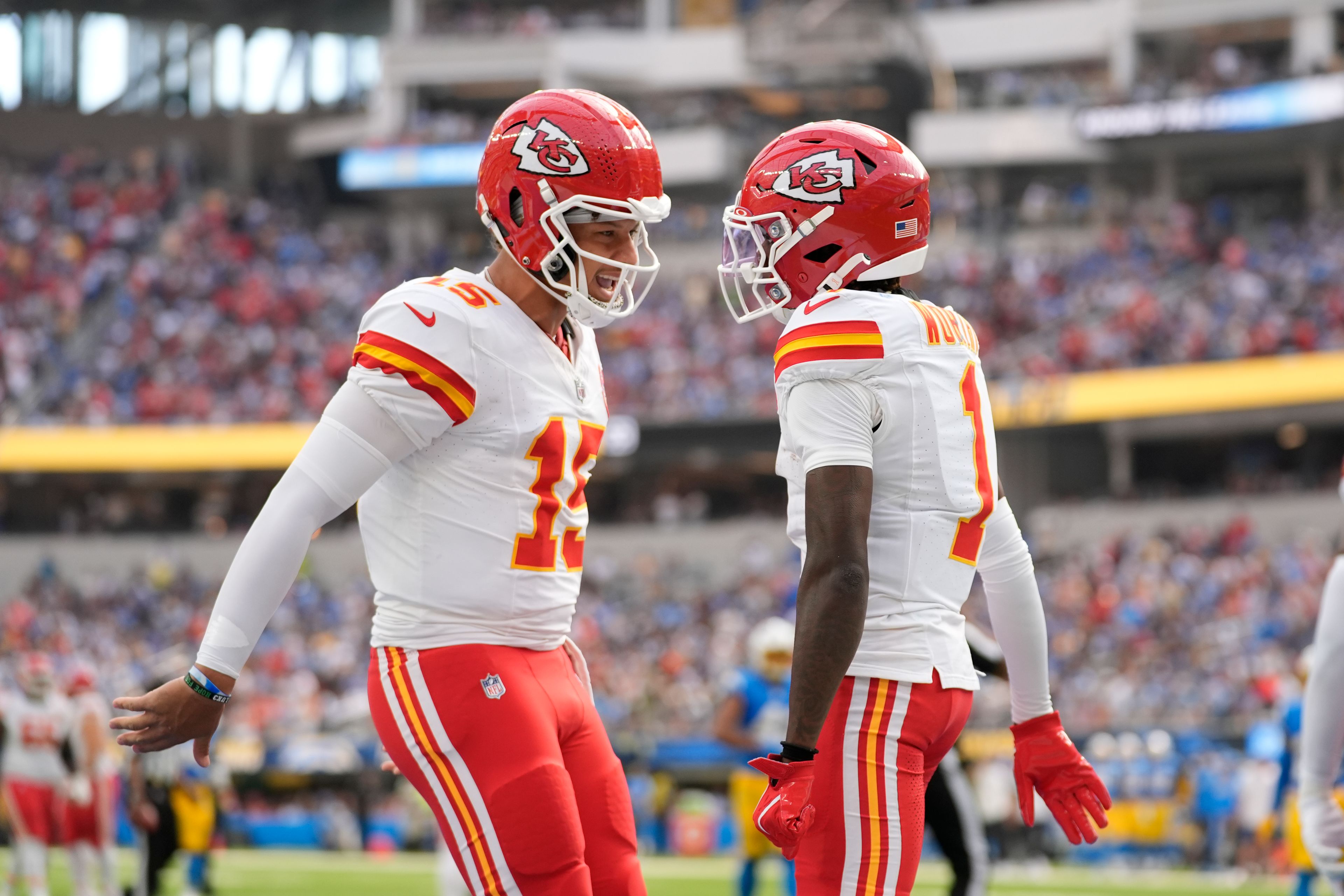 Patrick Mahomes and Travis Kelce help Chiefs rally for 17-10 win over Chargers