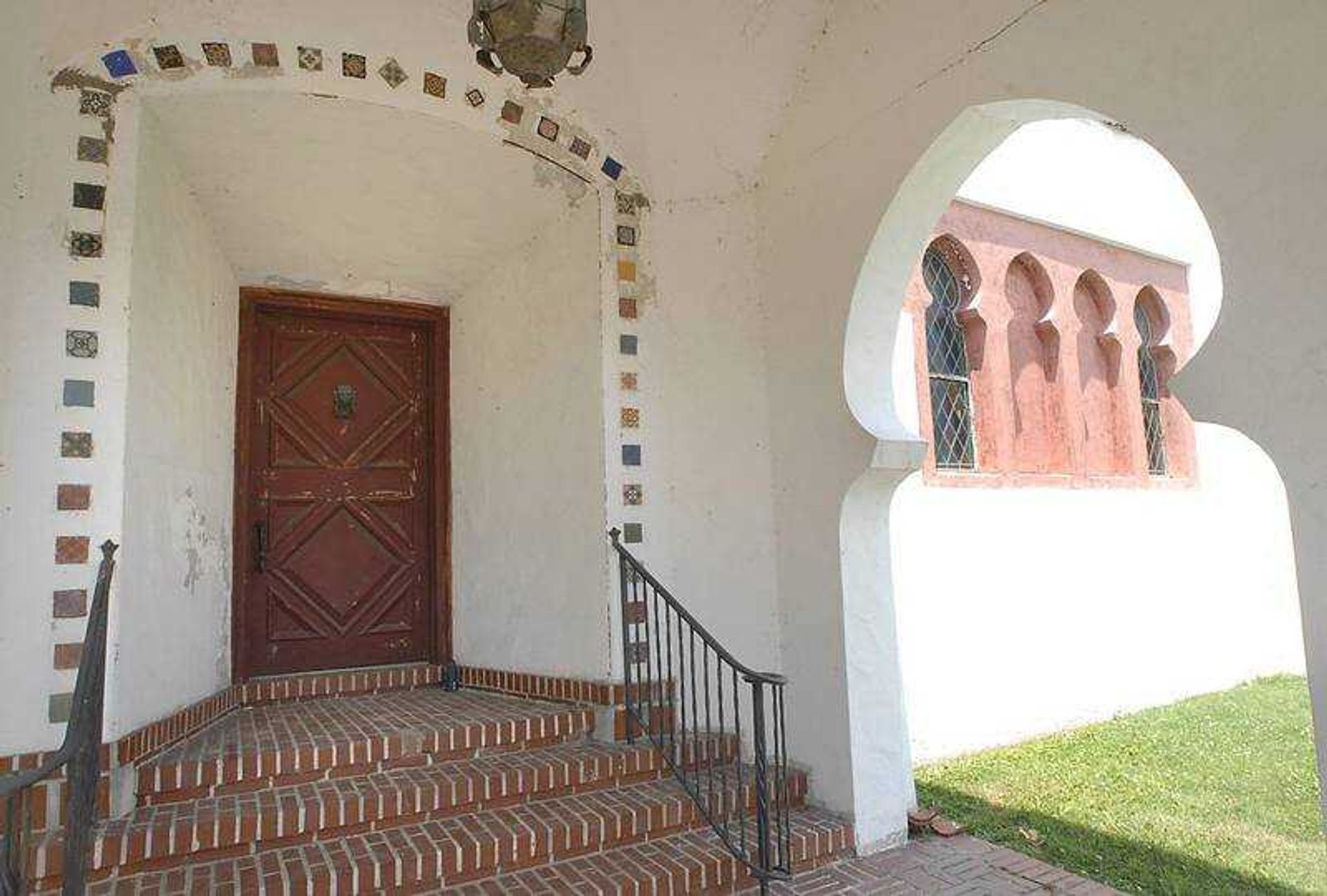 FRED LYNCH ~ flynch@semissourian.com
Ceramic tiles decorate the main entrance to B'nai Israel Synagogue within a stuccoed portico that is entered through Islamic pointed horseshoe arches on three sides.