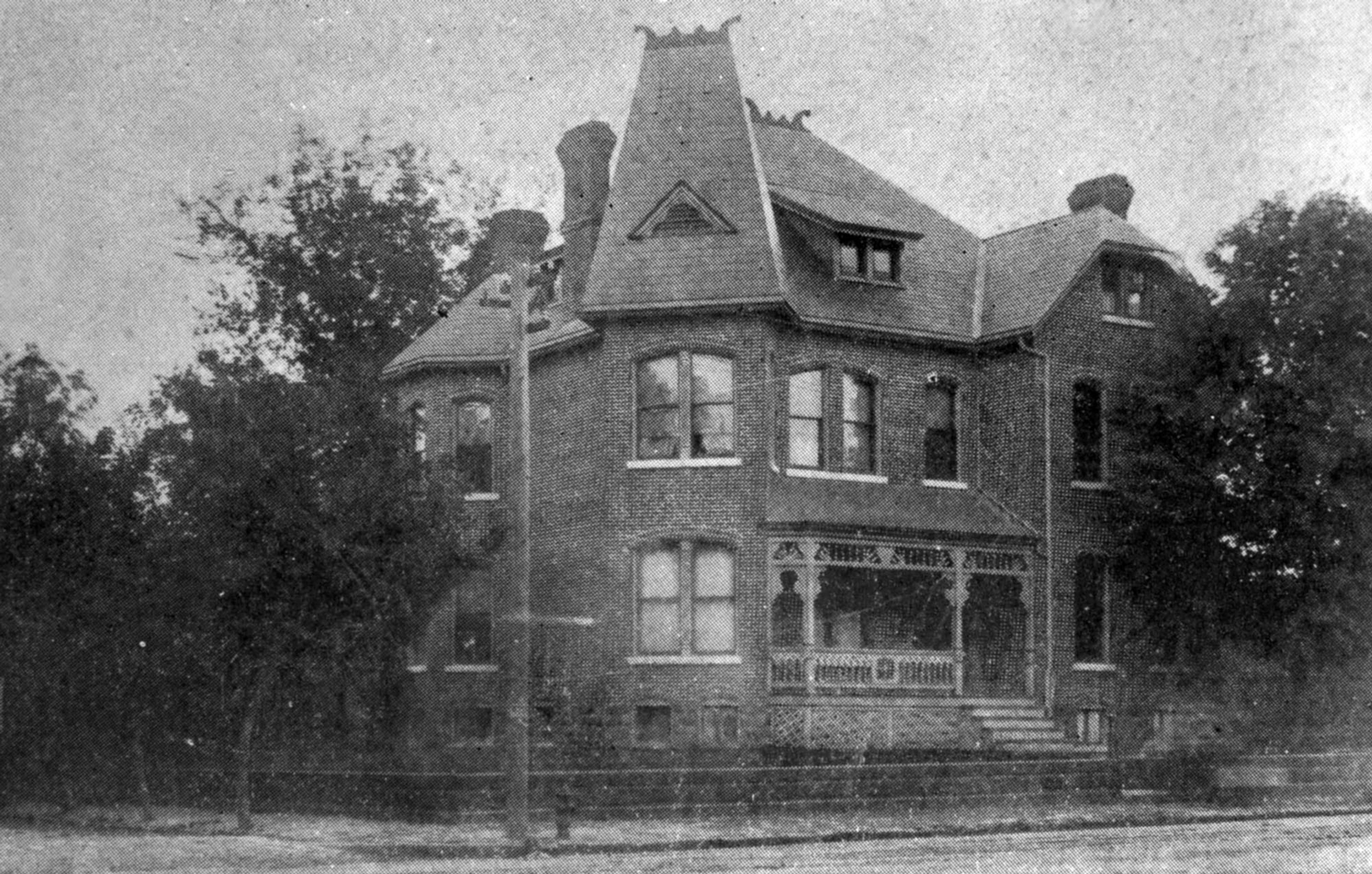 The William Coerver residence at 605 Broadway, circa 1900.