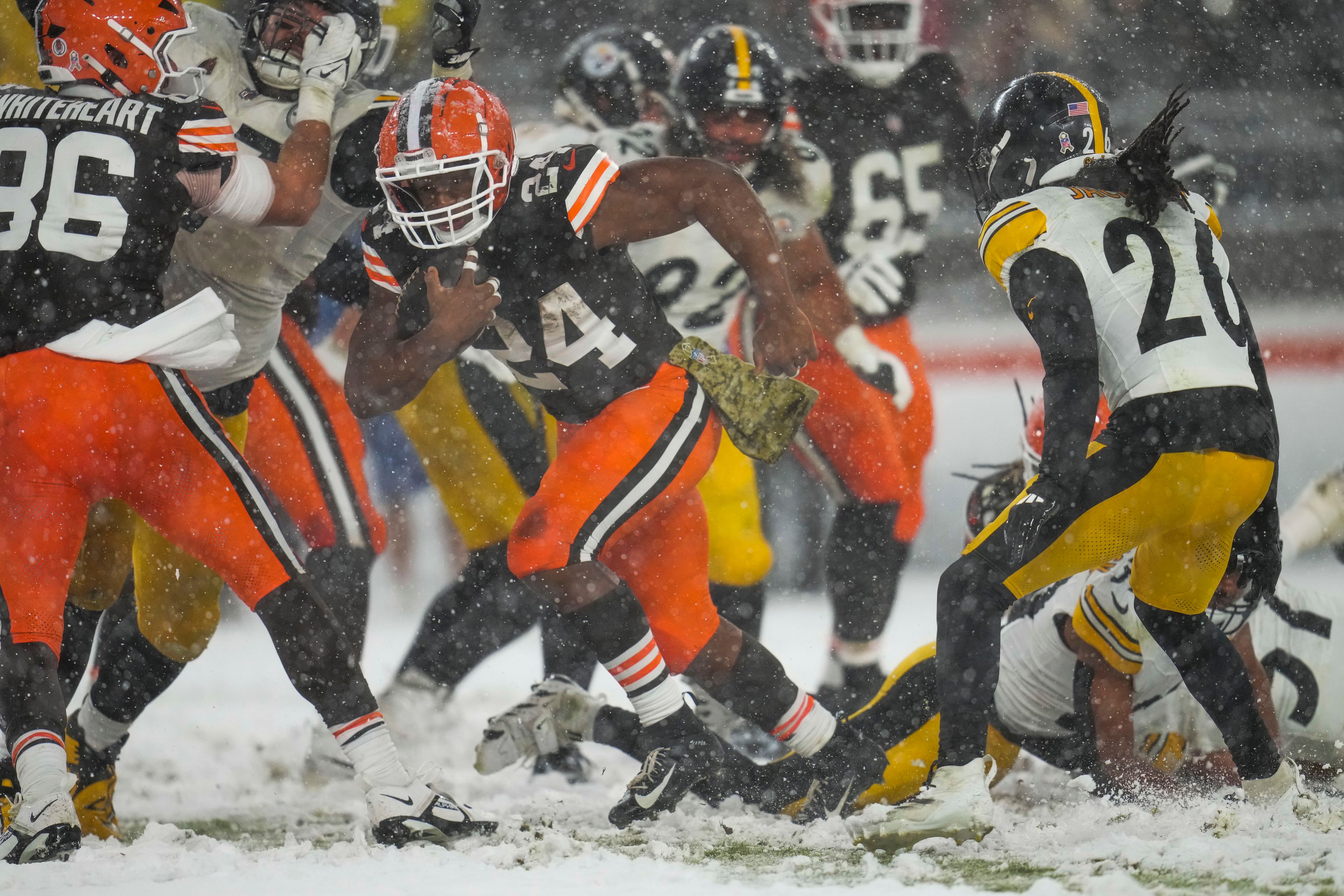 Cleveland Browns running back Nick Chubb (24) carries for a touchdown in the second half of an NFL football game against the Pittsburgh Steelers, Thursday, Nov. 21, 2024, in Cleveland. (AP Photo/Sue Ogrocki)