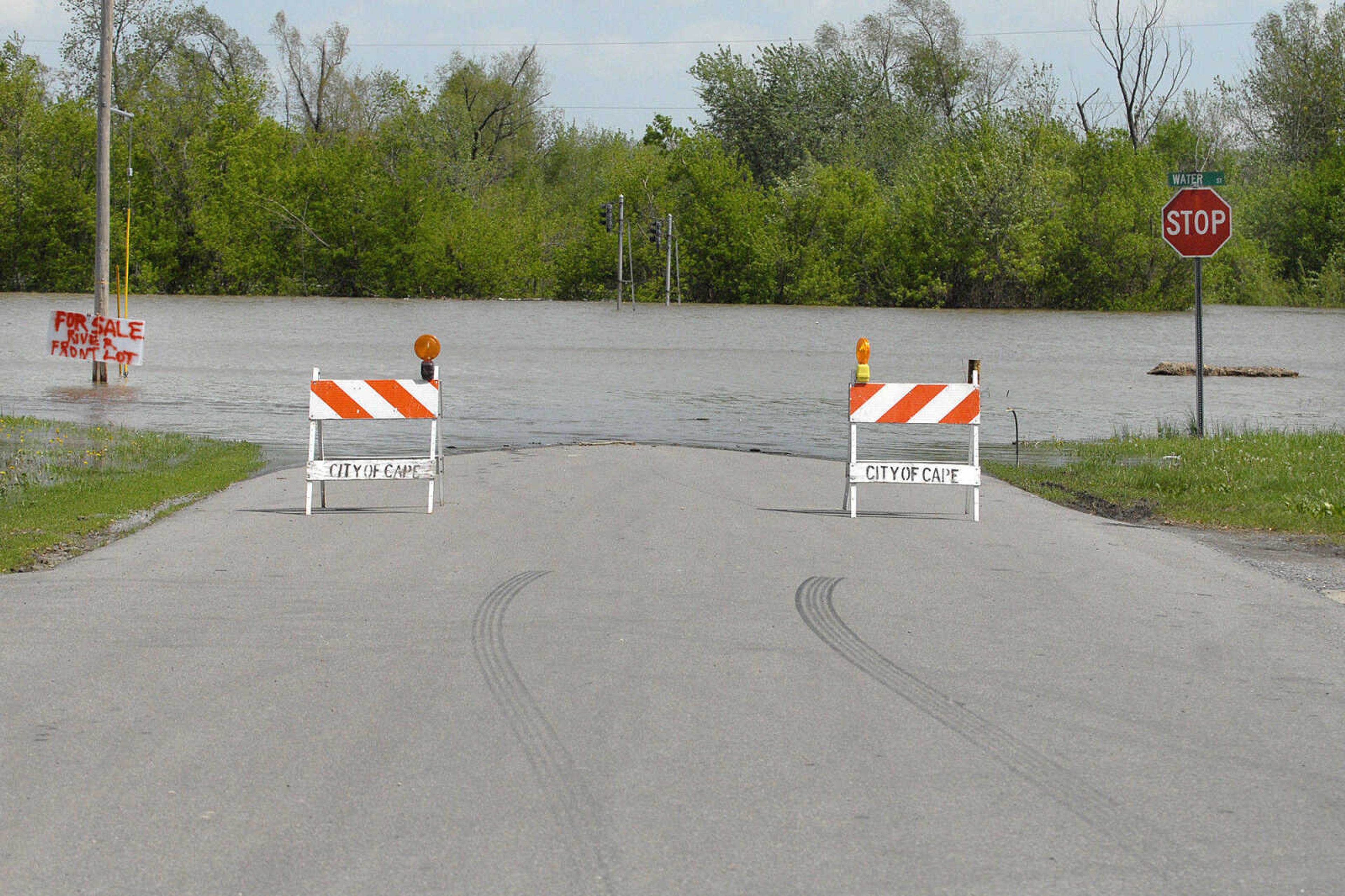 LAURA SIMON~lsimon@semissourian.com
Water Street in Cape Girardeau is hidden under the Mississippi River Thursday, April 28, 2011.