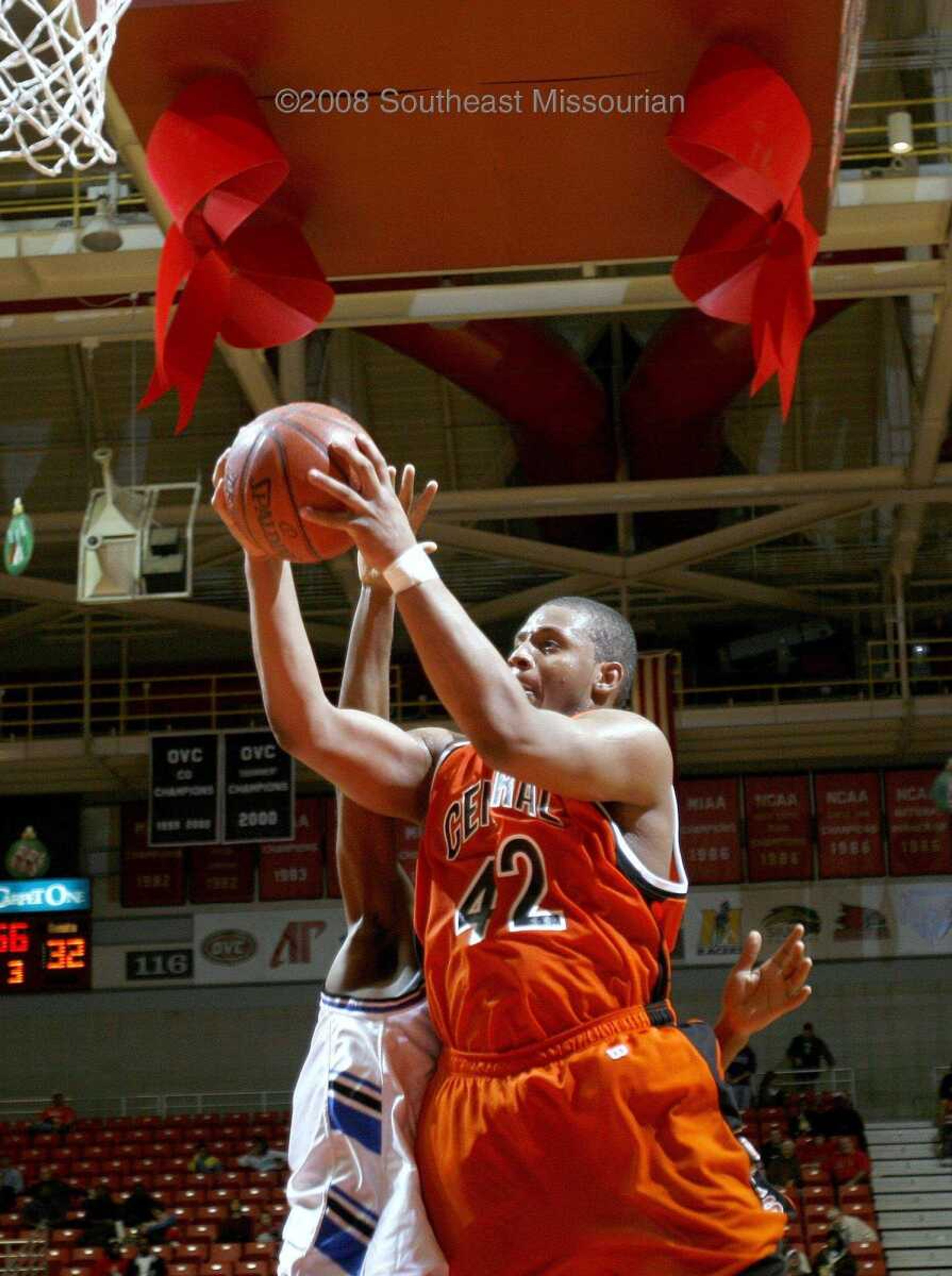 ELIZABETH DODD ~ edodd@semissourian.com
Cape Central's Rick Russell attempts two points during the second half.