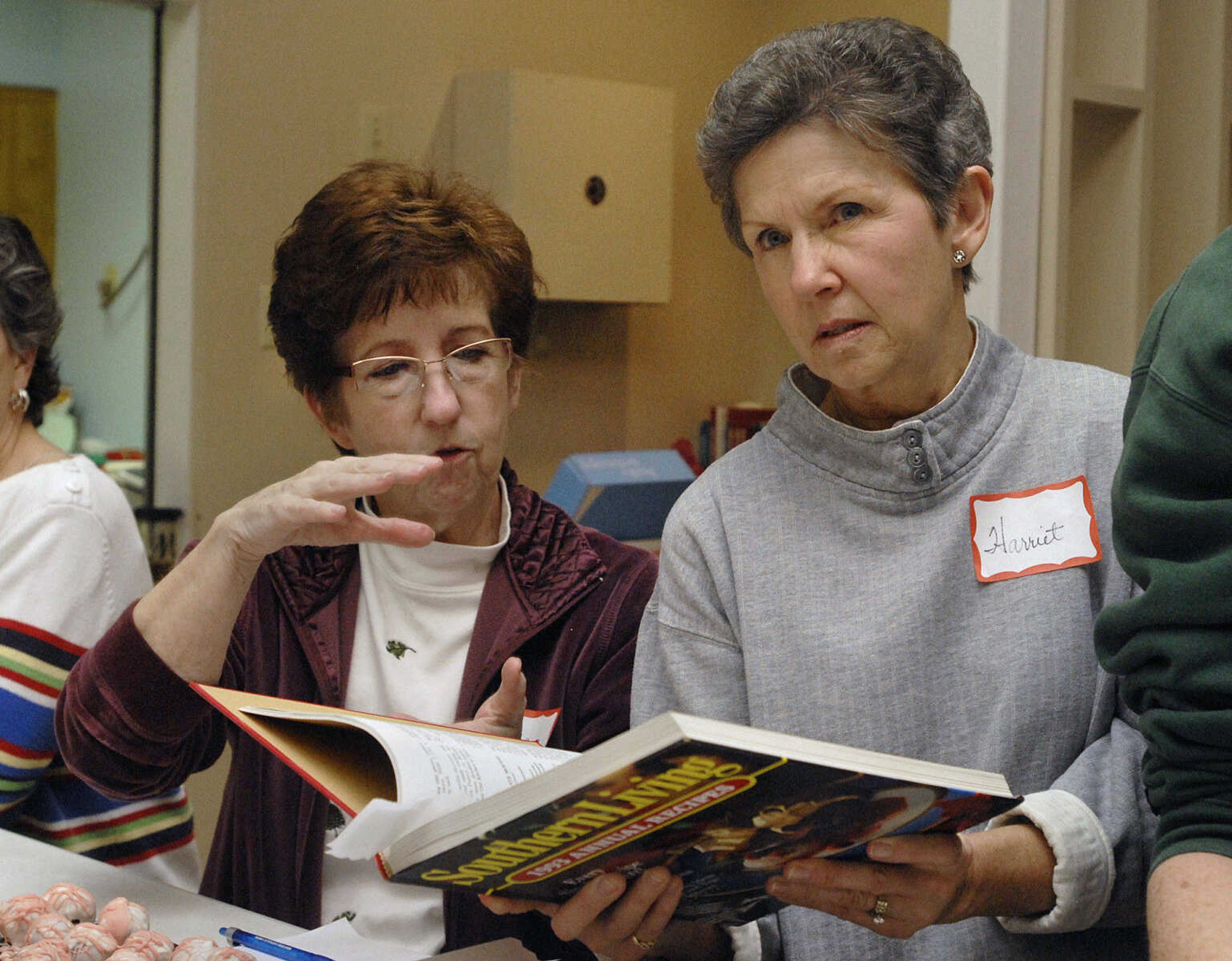 LAURA SIMON~lsimon@semissourian.com
Barb Lewis, left, and Harriet Benline question the creation of a chocolate bag Saturday, February 5, 2011.