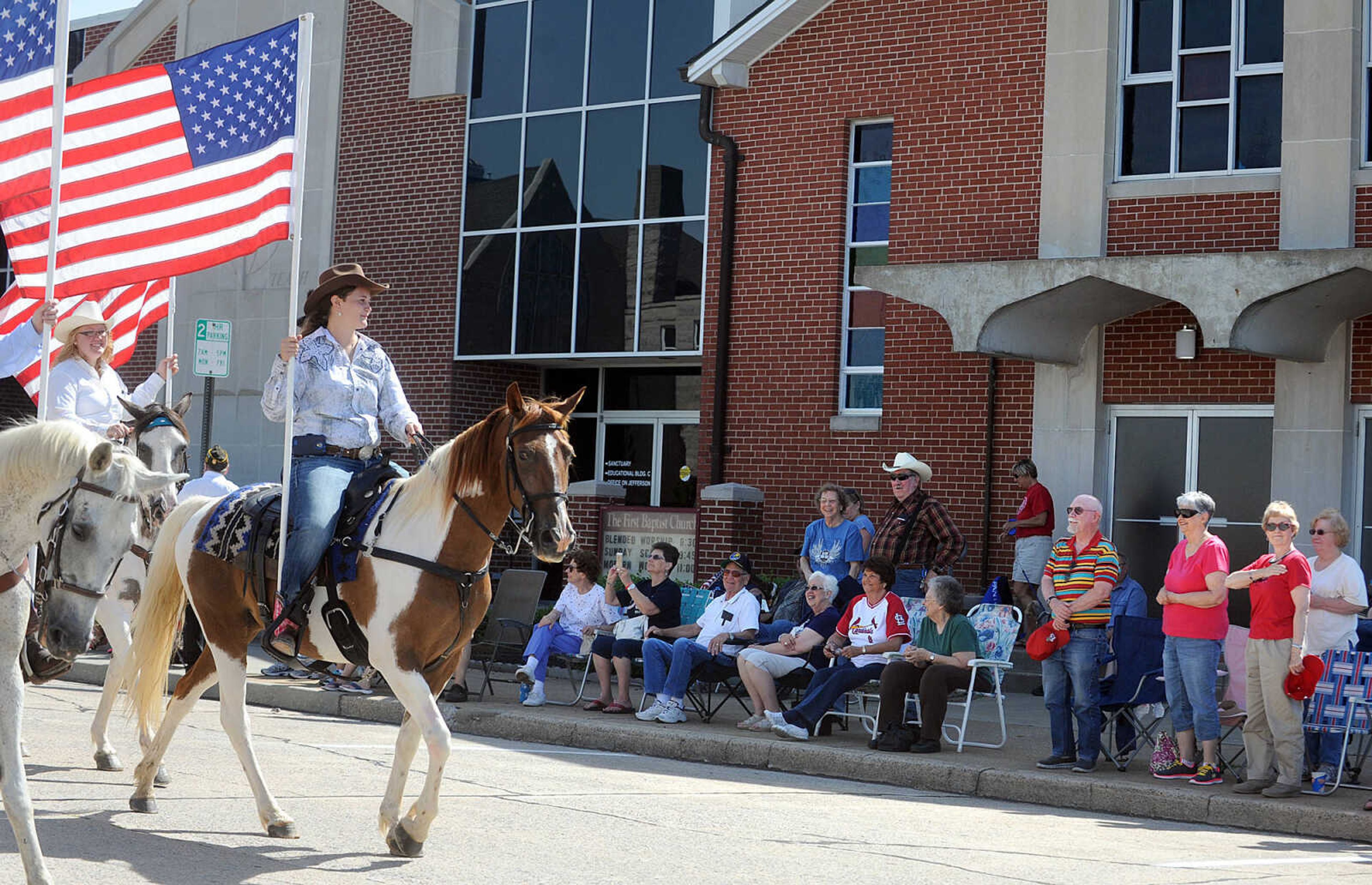 LAURA SIMON ~ lsimon@semissourian.com


People line the sidewalks as old-time horse drawn carriages head down High Street in Jackson, Saturday, July 5, 2014, during the Bicentennial Wagon Trail Parade.