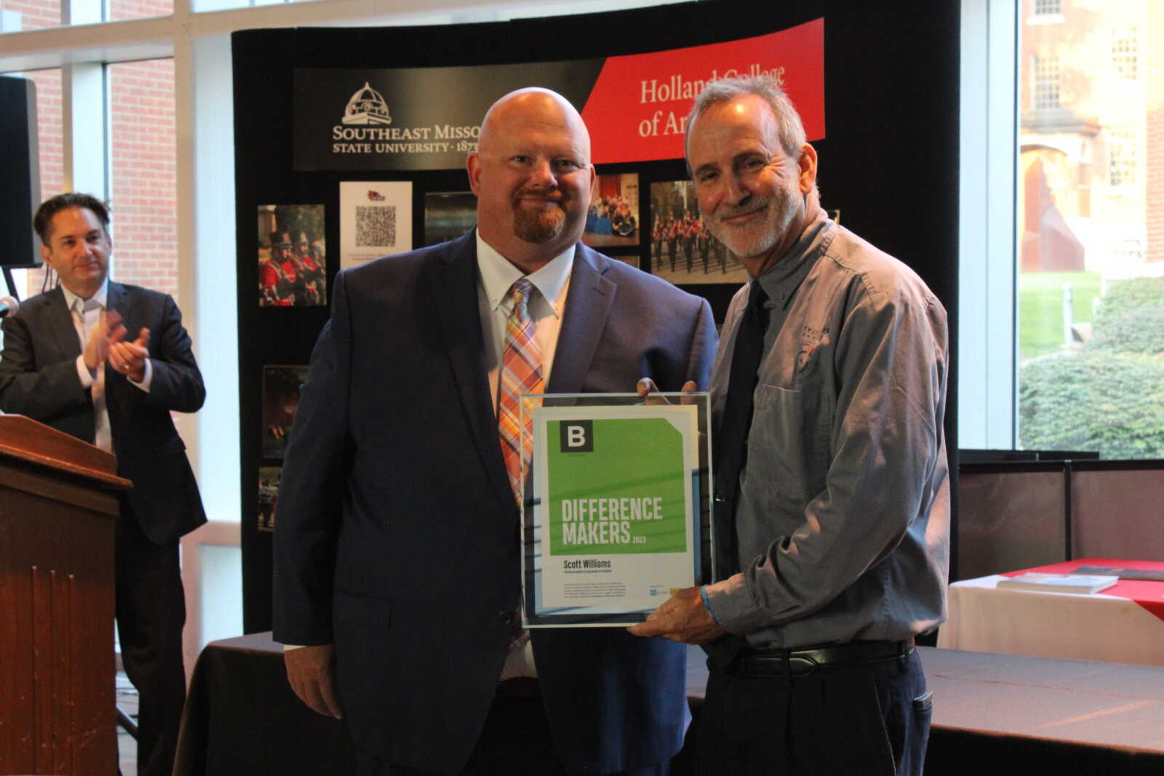 Cape Girardeau MRV Banks market president Robbie Guard hands Difference Maker Scott Williams his award.&nbsp;