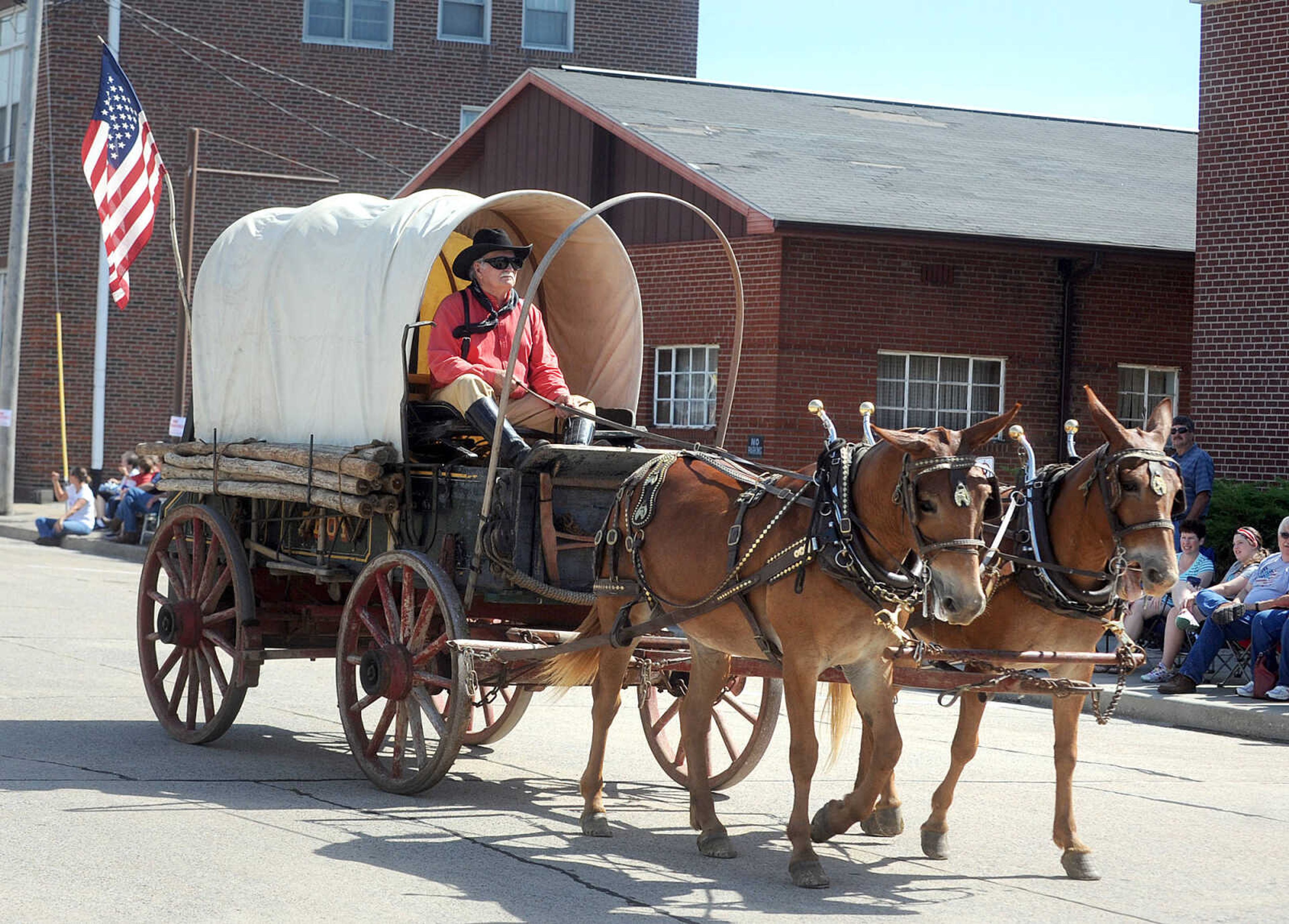 LAURA SIMON ~ lsimon@semissourian.com


People line the sidewalks as old-time horse drawn carriages head down High Street in Jackson, Saturday, July 5, 2014, during the Bicentennial Wagon Trail Parade.