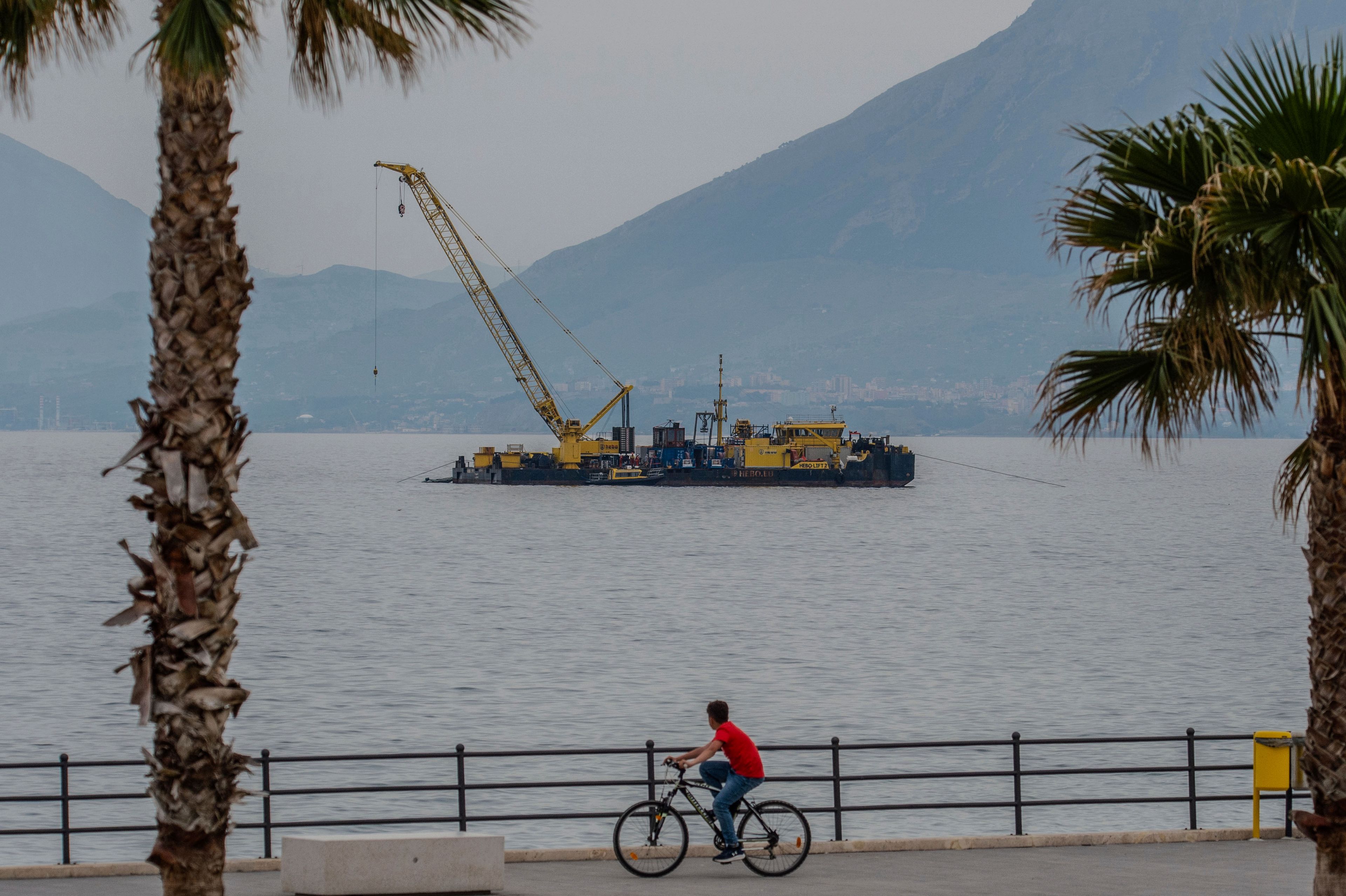 Experts start complex recovery of a superyacht that sank off Sicily, killing 7