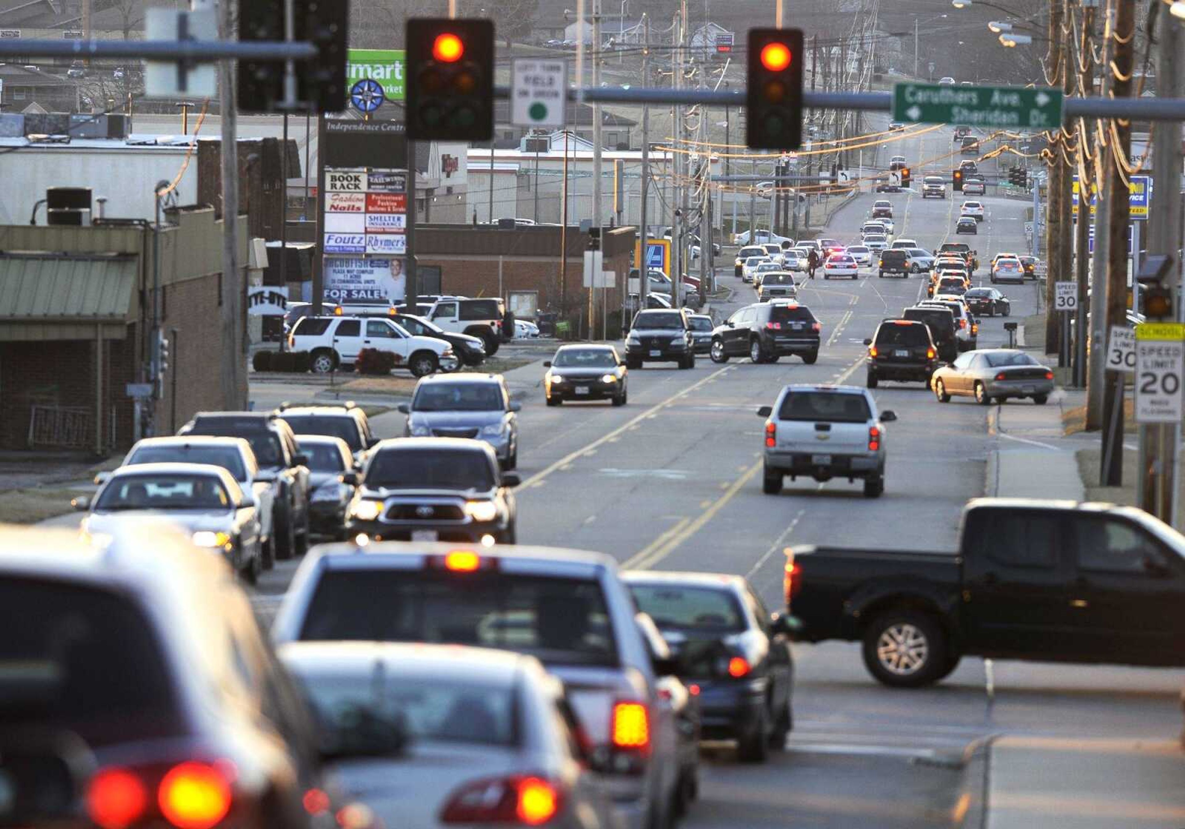 Motorists are seen traveling along Independence Street from the Sheridan Drive intersection west just after 5 p.m. Tuesday evening. (Laura Simon)