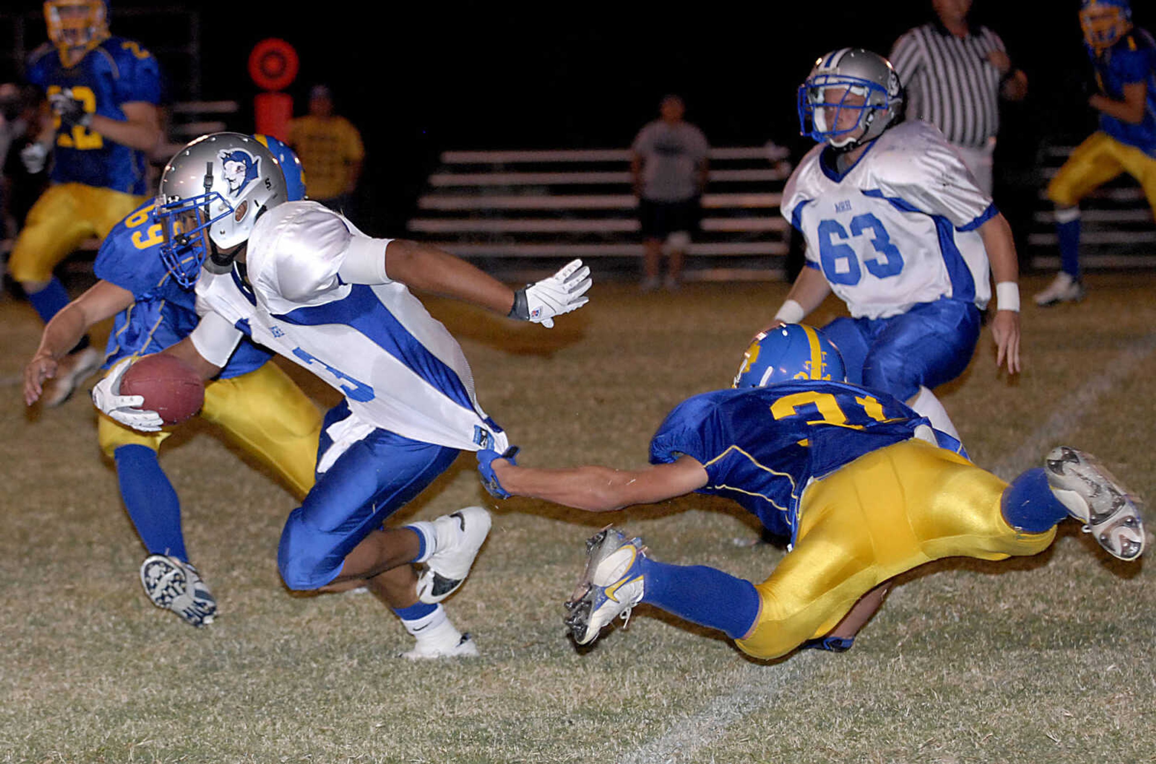 KIT DOYLE ~ kdoyle@semissourian.com
Maplewood runningback Austyn Ford runs away from the diving grab of Indians defender CJ Pavlovsky Friday evening, September 18, 2009, in Perryville.