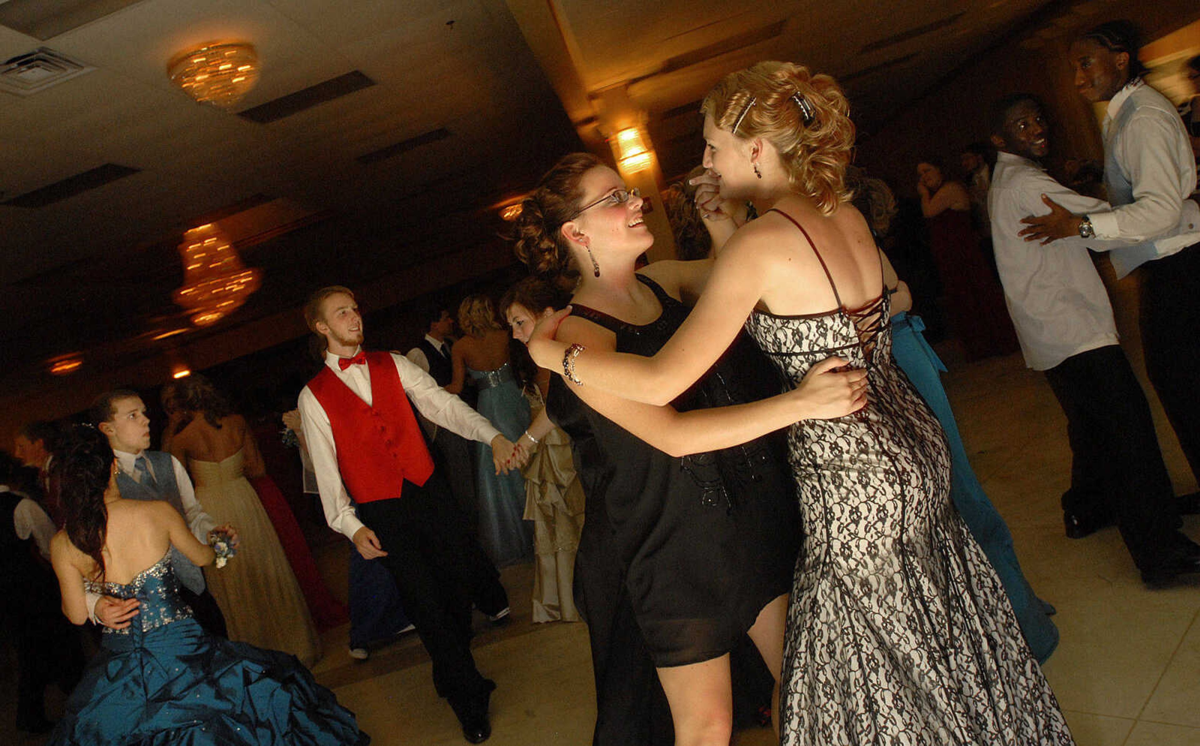 LAURA SIMON~lsimon@semissourian.com
Cape Central High School "Arabian Nights" Prom May 1, 2010.