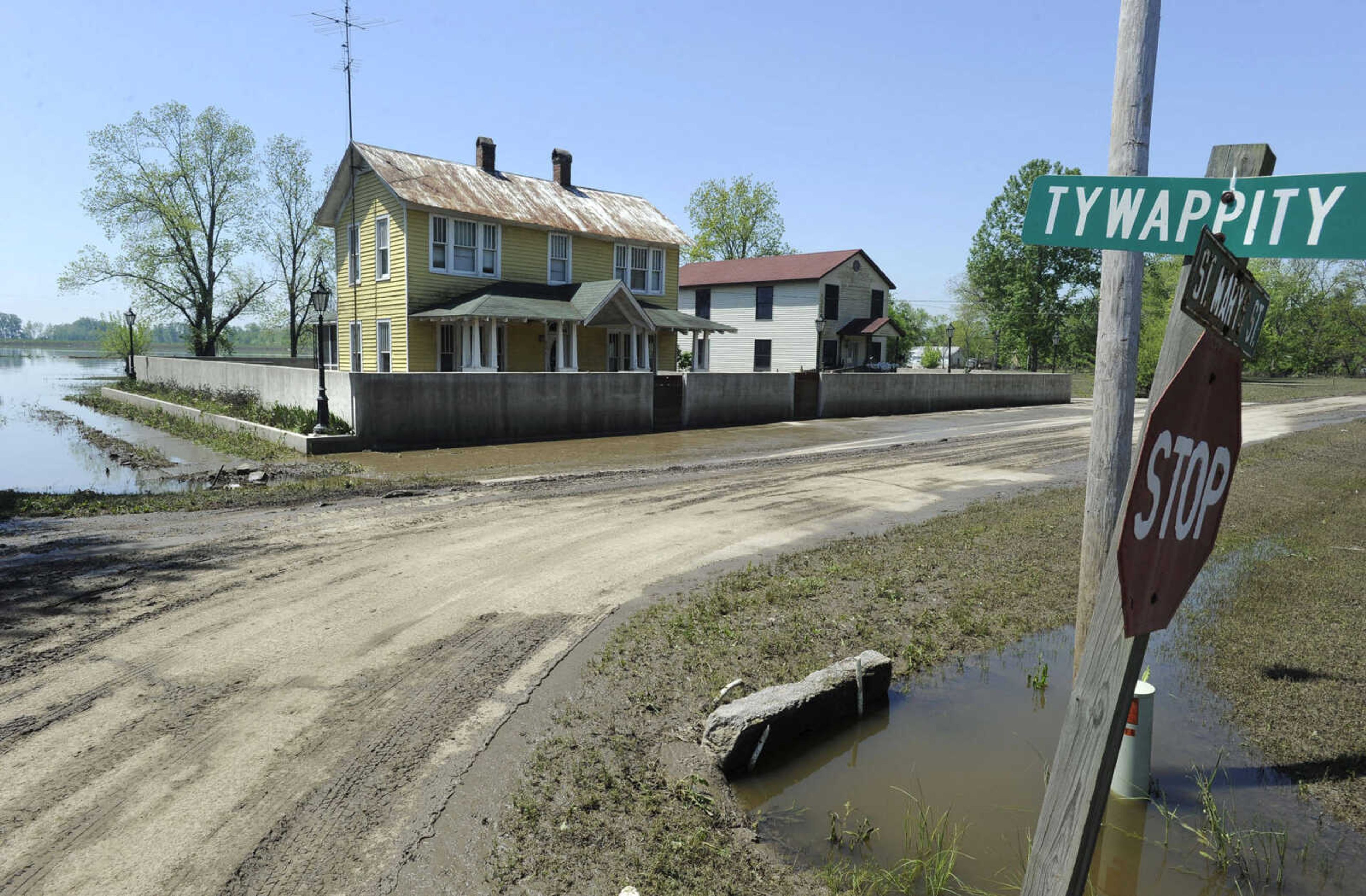 FRED LYNCH ~ flynch@semissourian.com
Mississippi River floodwaters are receding Sunday, May 8, 2011 in Commerce, Mo.