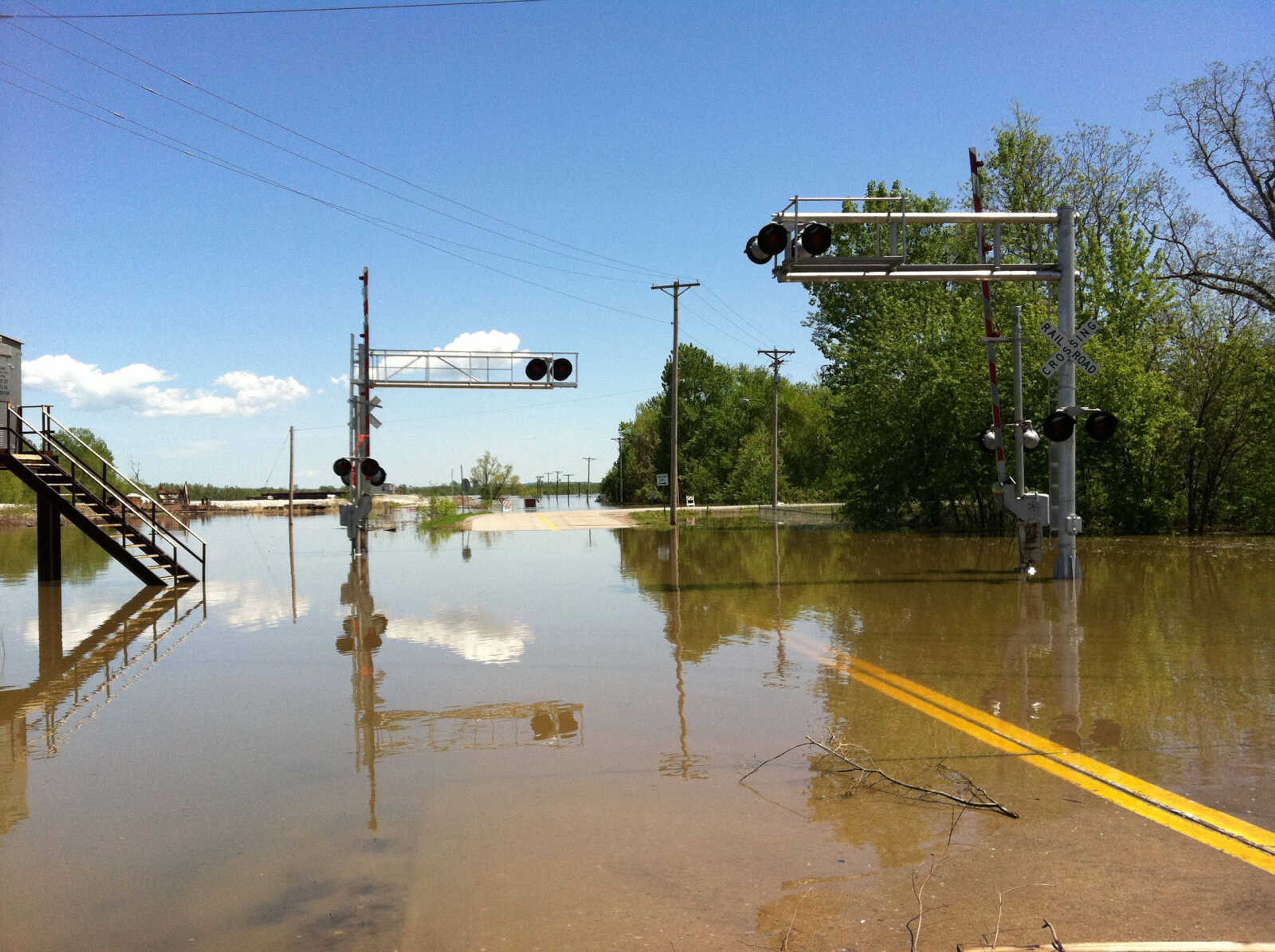 MELISSA MILLER ~ mmiller@semissourian.com
Floodwaters from the swollen Mississippi River go over railroad tracks at La Cruz Street in south Cape Girardeau Friday, April 29, 2011.