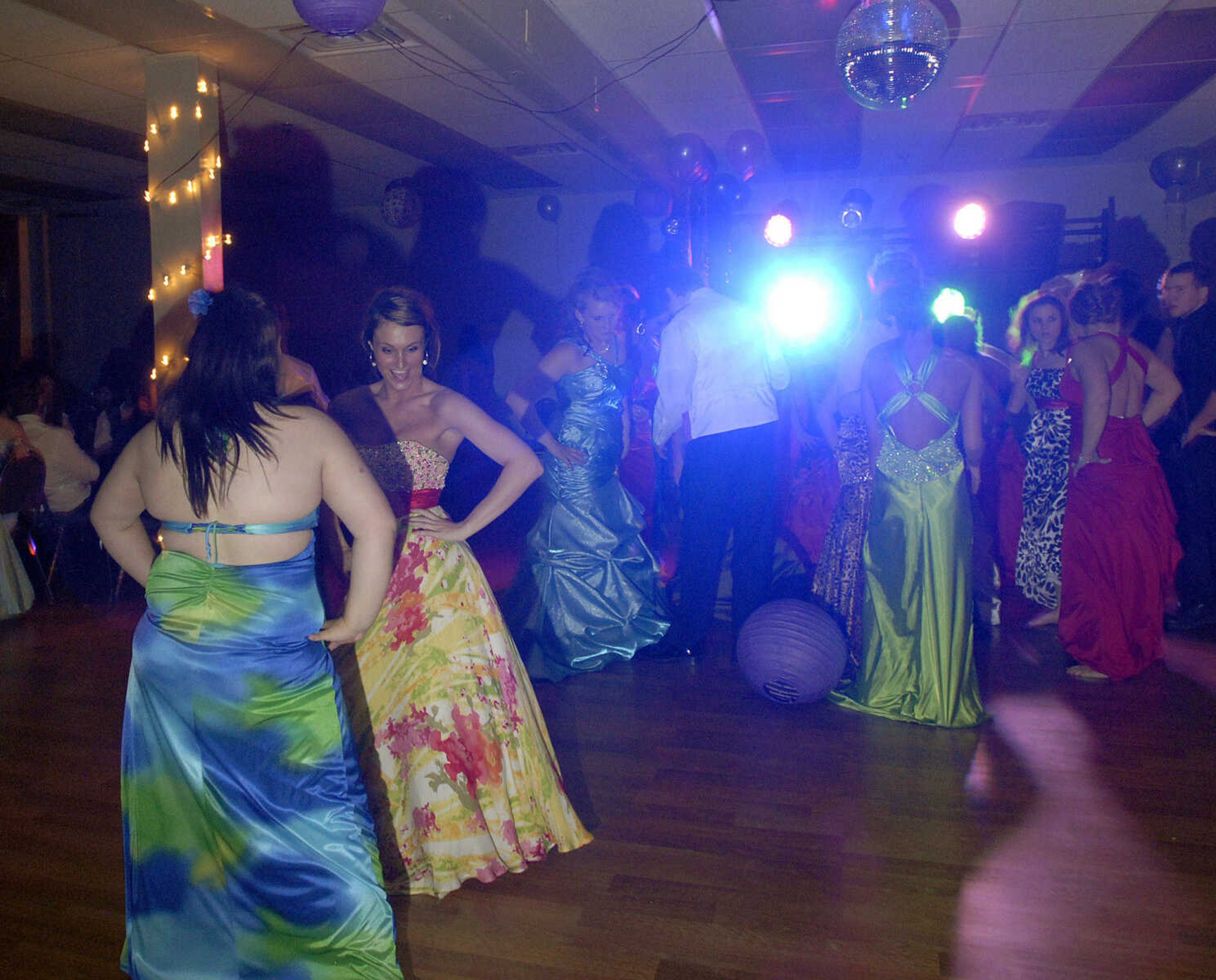 LAURA SIMON~lsimon@semissourian.com
Woodland High School Prom "A Night to Remember" at Dockside the Upper Deck in Cape Girardeau Saturday, April 10, 2010.