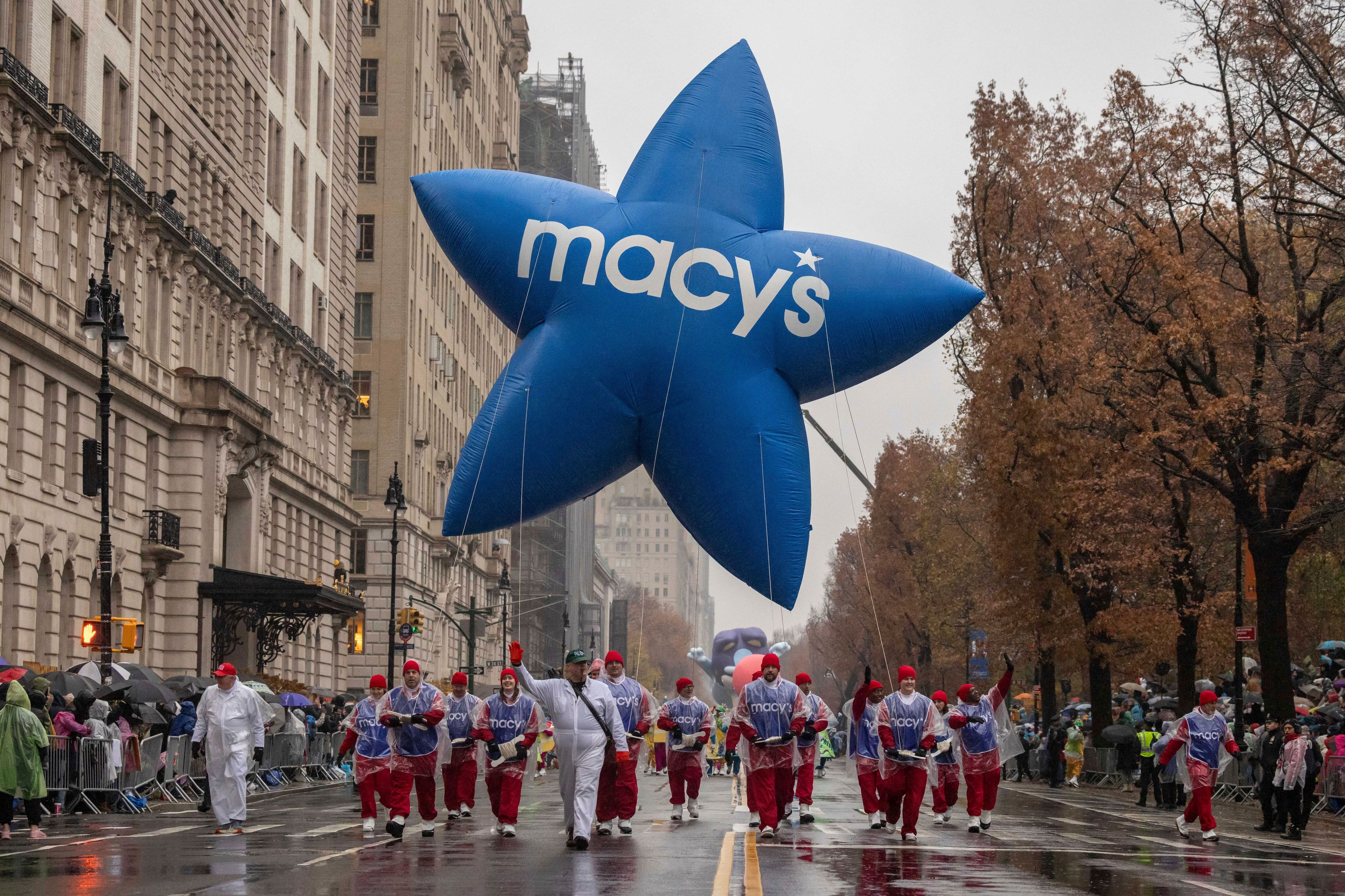 Macy's Star balloon floats by along Central Park West during the Macy's Thanksgiving Day parade, Thursday, Nov. 28 2024, in New York. (AP Photo/Yuki Iwamura)