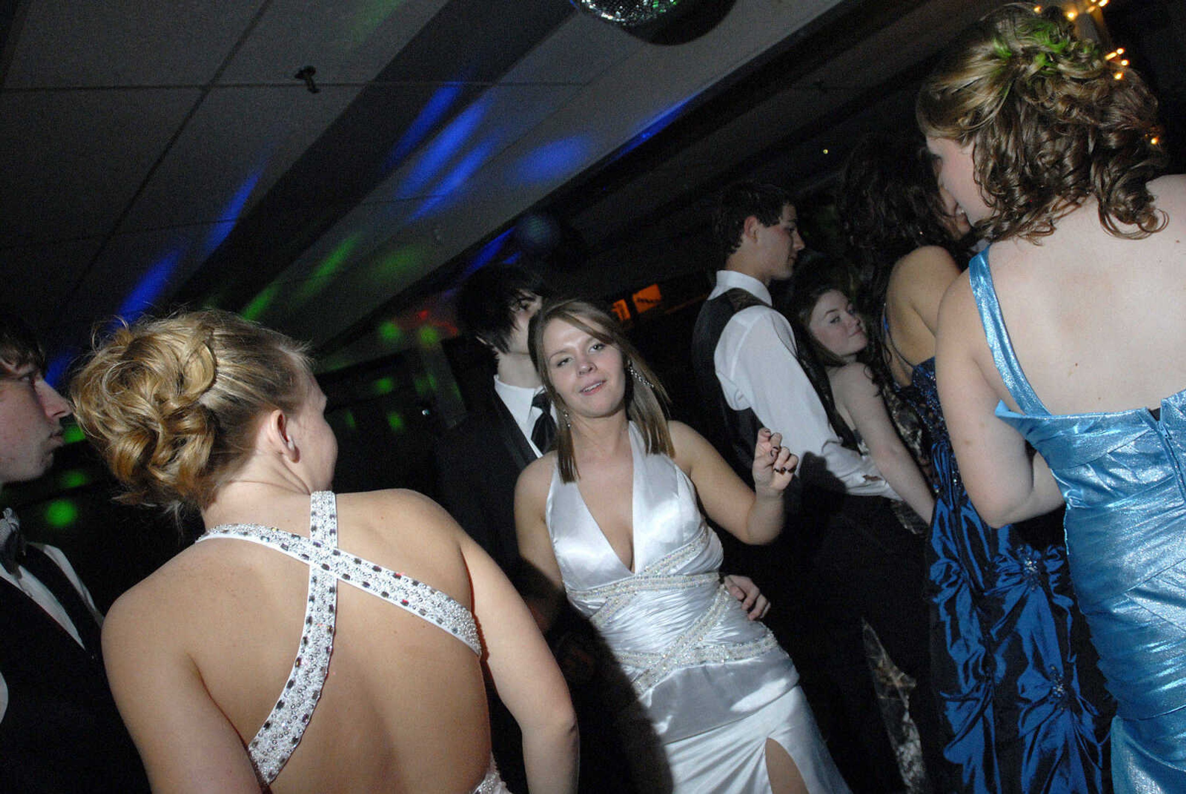 LAURA SIMON~lsimon@semissourian.com
Woodland High School Prom "A Night to Remember" at Dockside the Upper Deck in Cape Girardeau Saturday, April 10, 2010.