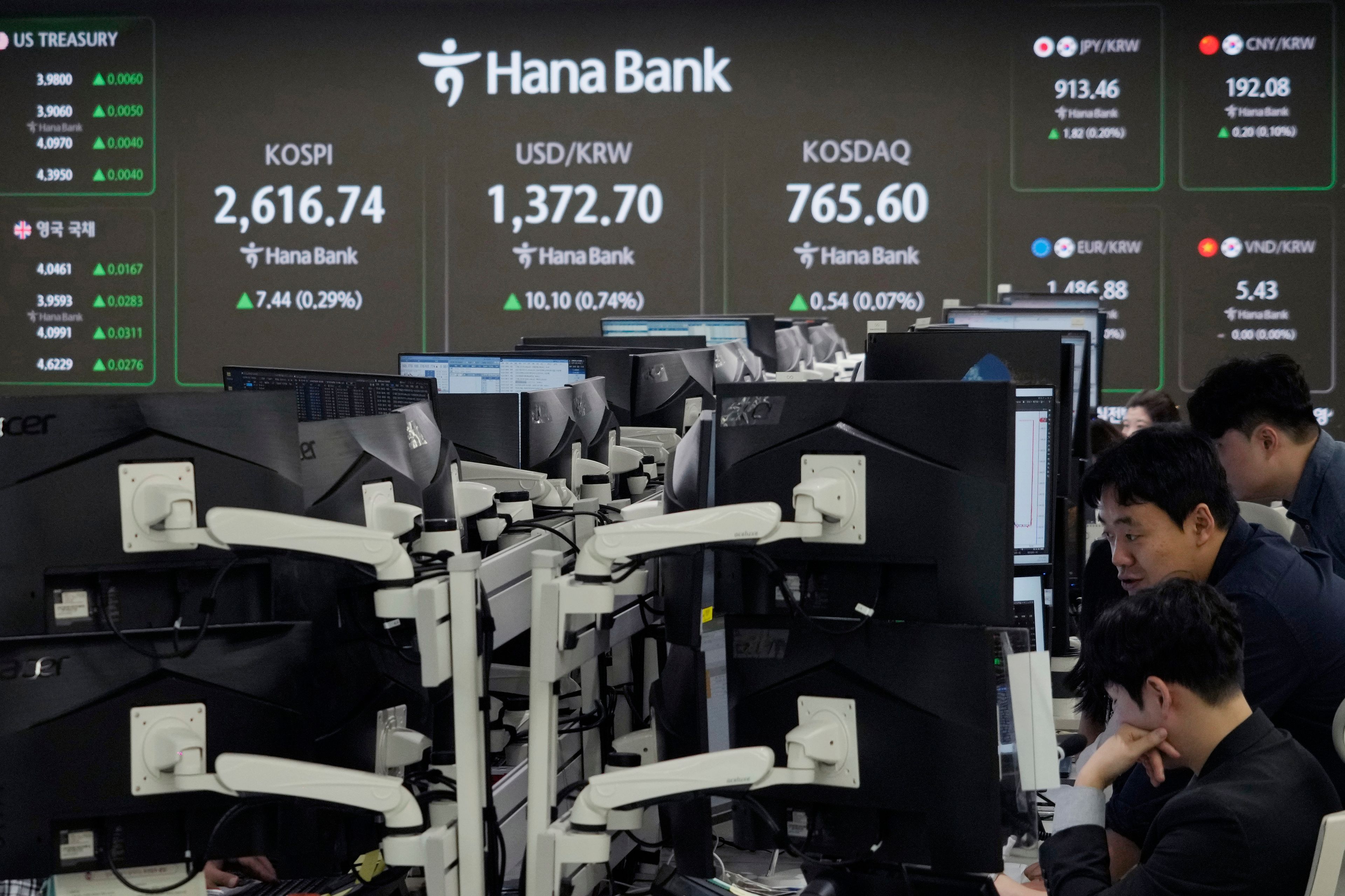 Currency traders watch monitors at the foreign exchange dealing room of the KEB Hana Bank headquarters in Seoul, South Korea, Friday, Oct. 18, 2024. (AP Photo/Ahn Young-joon)