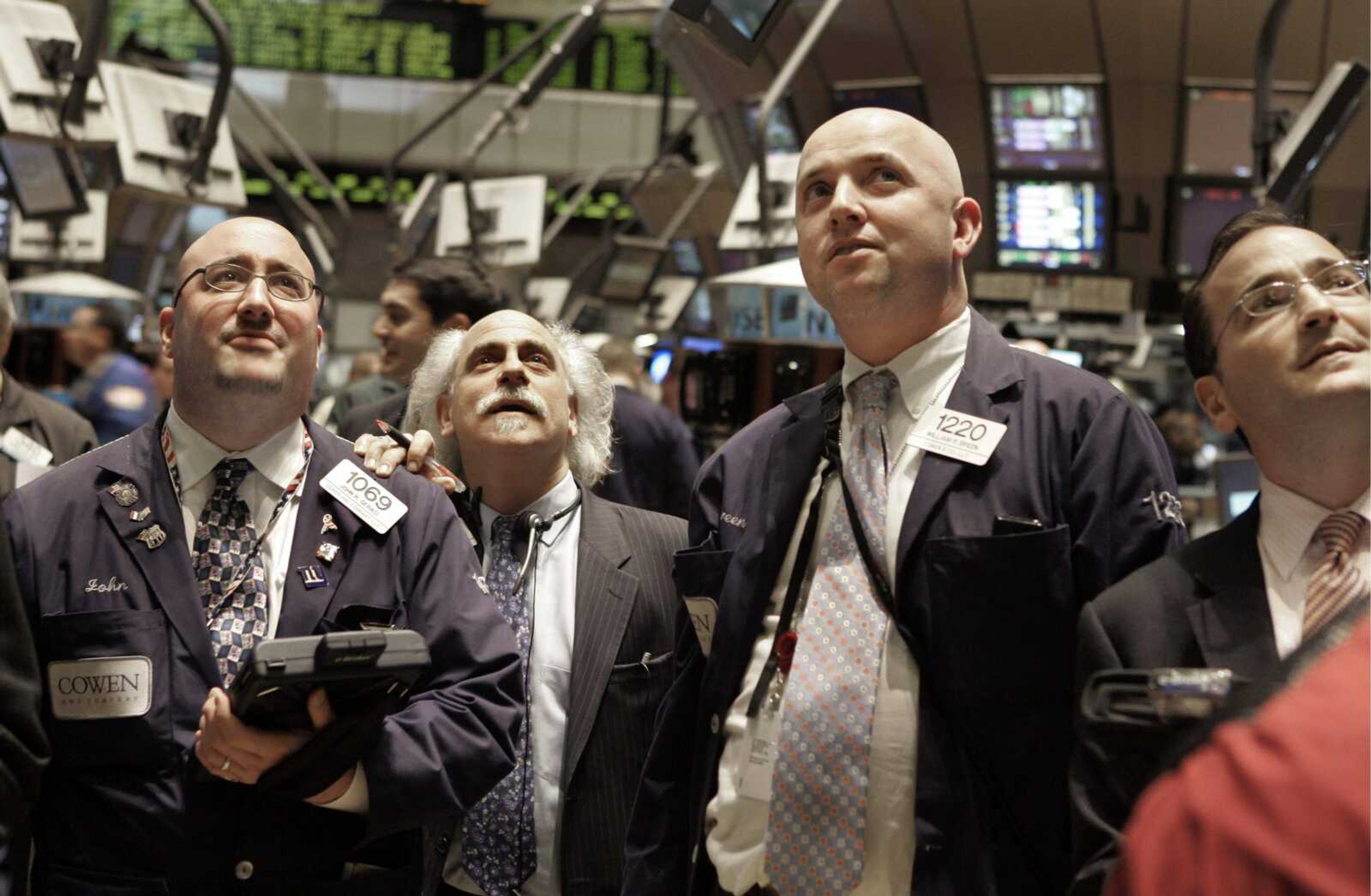 Traders gather to watch the Fed interest rate decision as they work on the New York Stock Exchange trading floor, Tuesday Dec. 11, 2007.  The Federal Reserve cut a key interest rate by one-quarter of a percentage point Tuesday, trying to keep the country out of recession. The reduction in the federal funds rate to 4.25 percent marked the third rate cut in the past three months.  (AP Photo/Richard Drew)