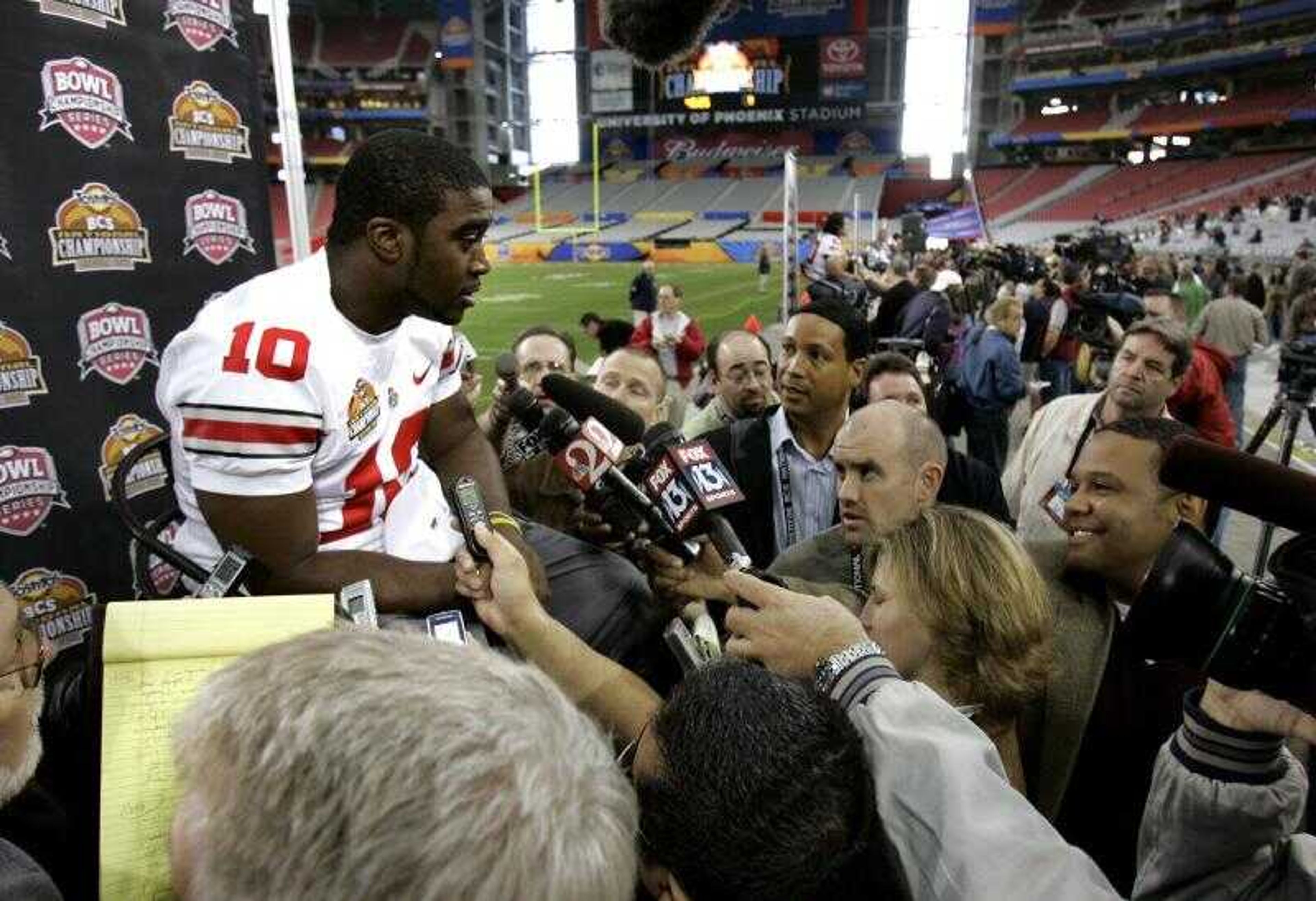 Ohio State quarterback Troy Smith found himself surrounded by reporters during media day Friday in Glendale, Ariz. (CHARLES KRUPA ~ Associated Press)