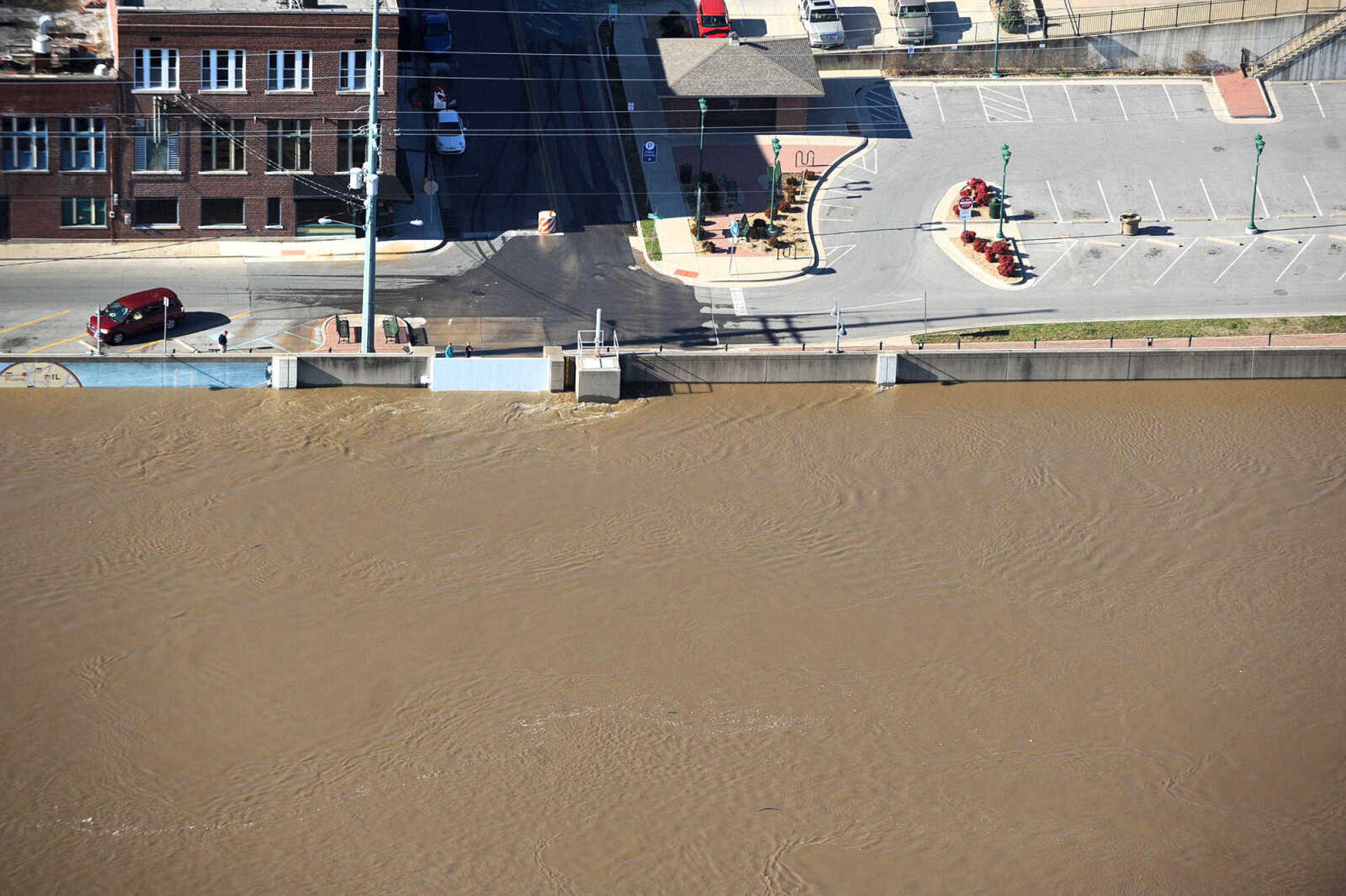 LAURA SIMON ~ lsimon@semissourian.com

The swollen Mississippi River is held back by the flood wall in downtown Cape Girardeau, Saturday, Jan. 2, 2016.