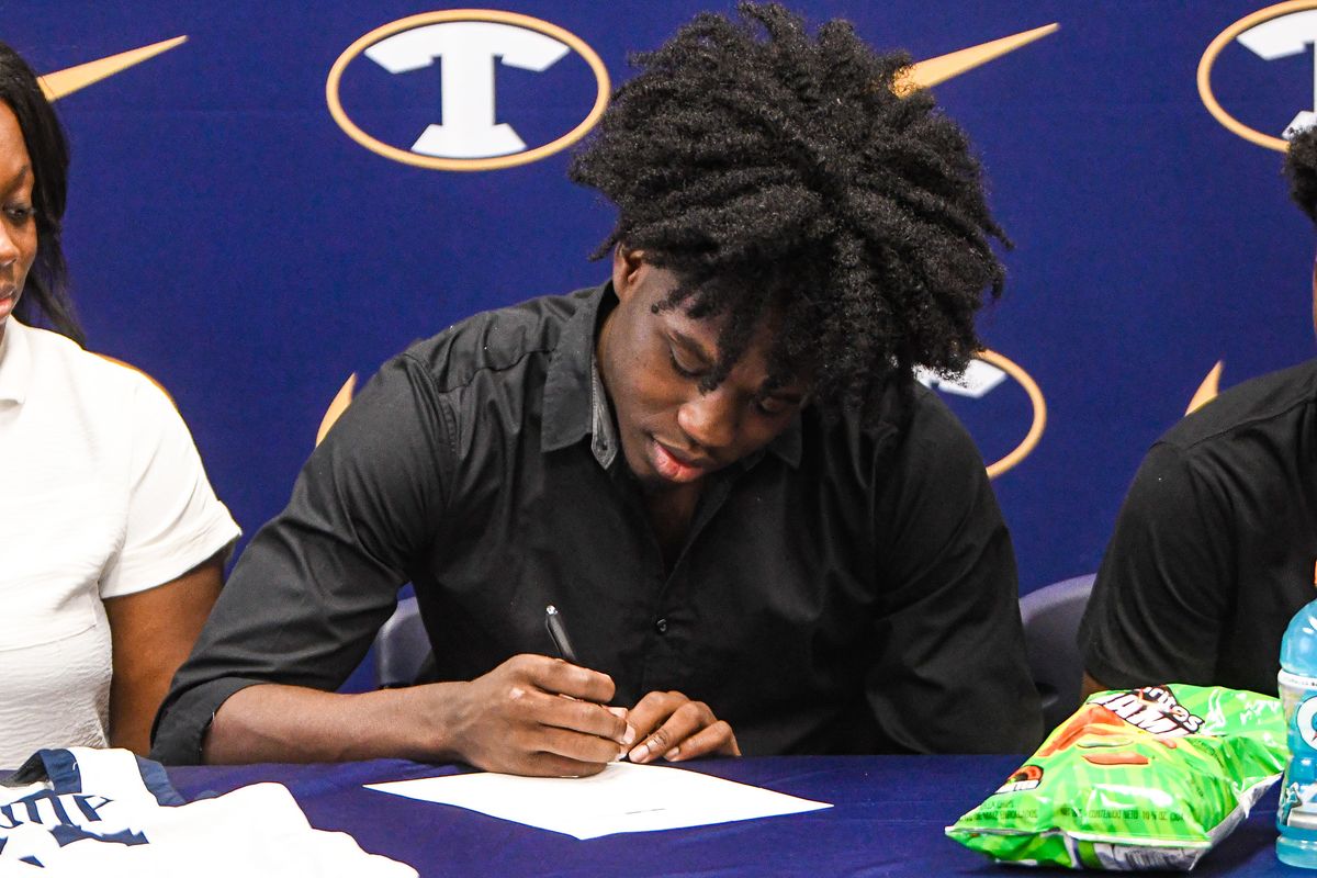 Brown signs to play basketball at Pasco-Hernando State Colle...