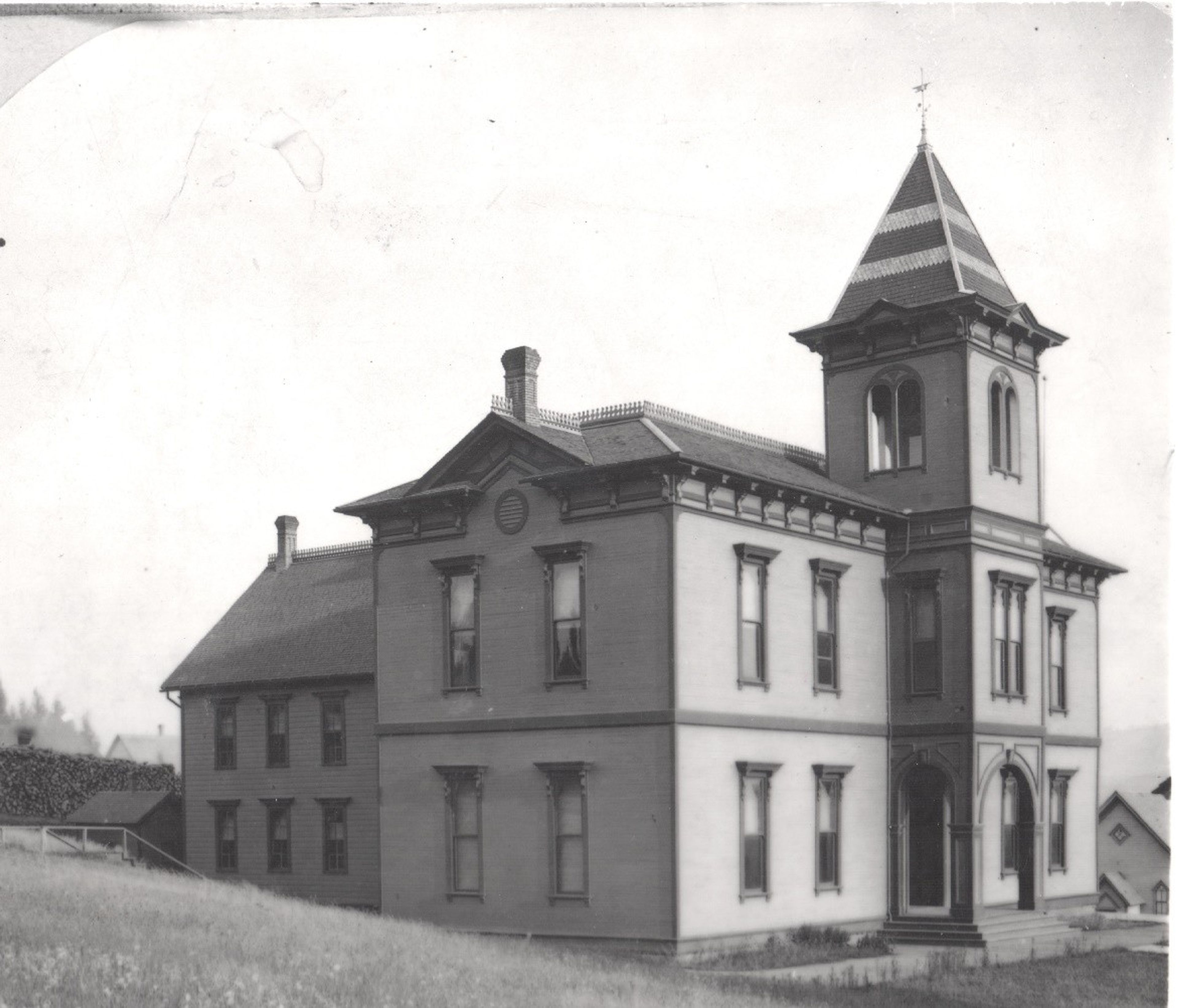 The original 1884 school building. LCHS Photo: 01-06-345. The 1889 addition to the Russell School. You can see the original building attached to the back of the structure. LCHS Photo 01-03-112. The Irving School, built in 1901. LCHS 01-06-370. The 1928 Russell School before its 1946 addition. LCHS Photo: 01-03-301.